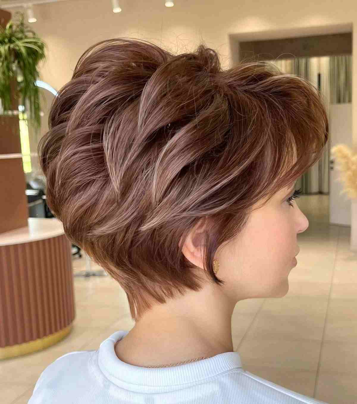 Pixie Cuts with Highlights: Styles & Tips for a Dimensional Look