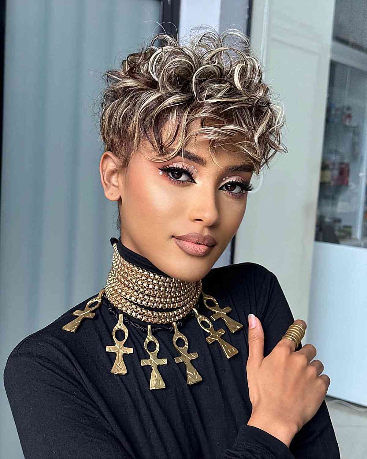 Pixie Cuts with Highlights: Styles & Tips for a Dimensional Look