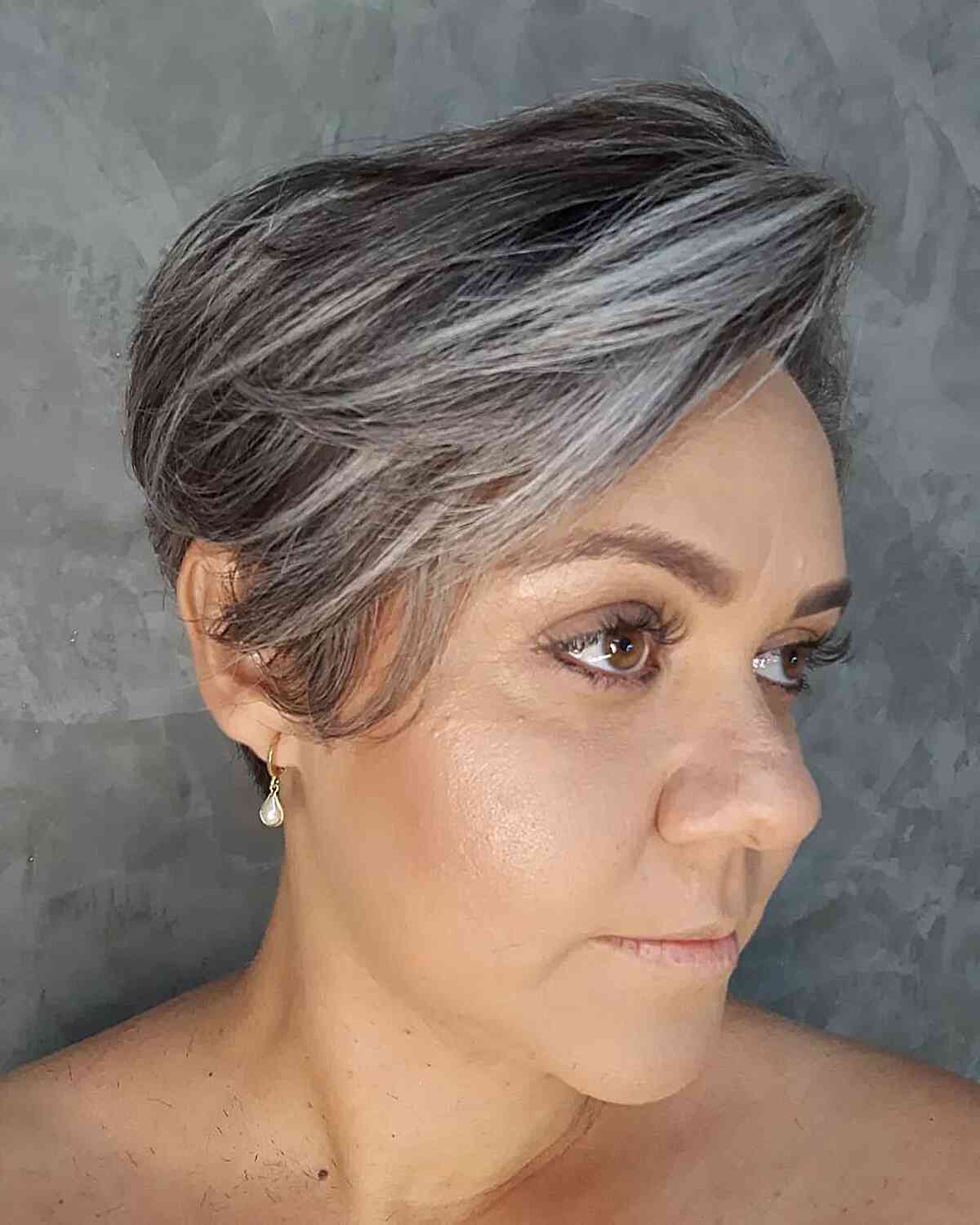 Pixie Cuts with Highlights: Styles & Tips for a Dimensional Look