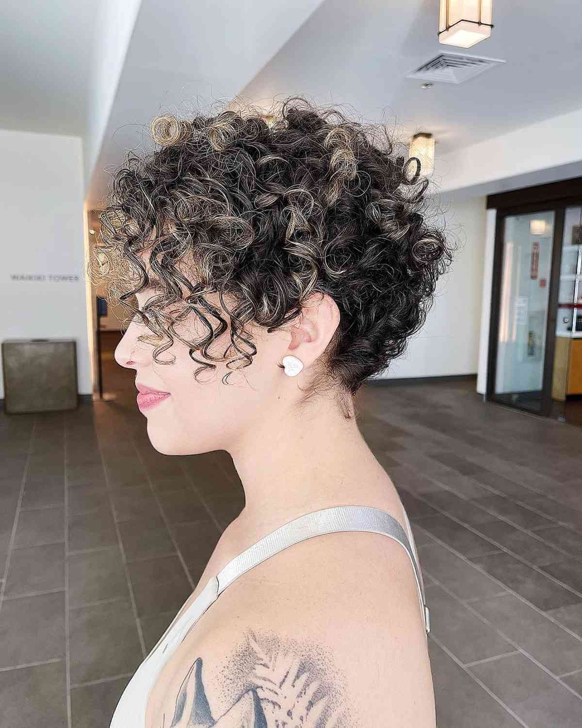 Pixie Cuts with Highlights: Styles & Tips for a Dimensional Look