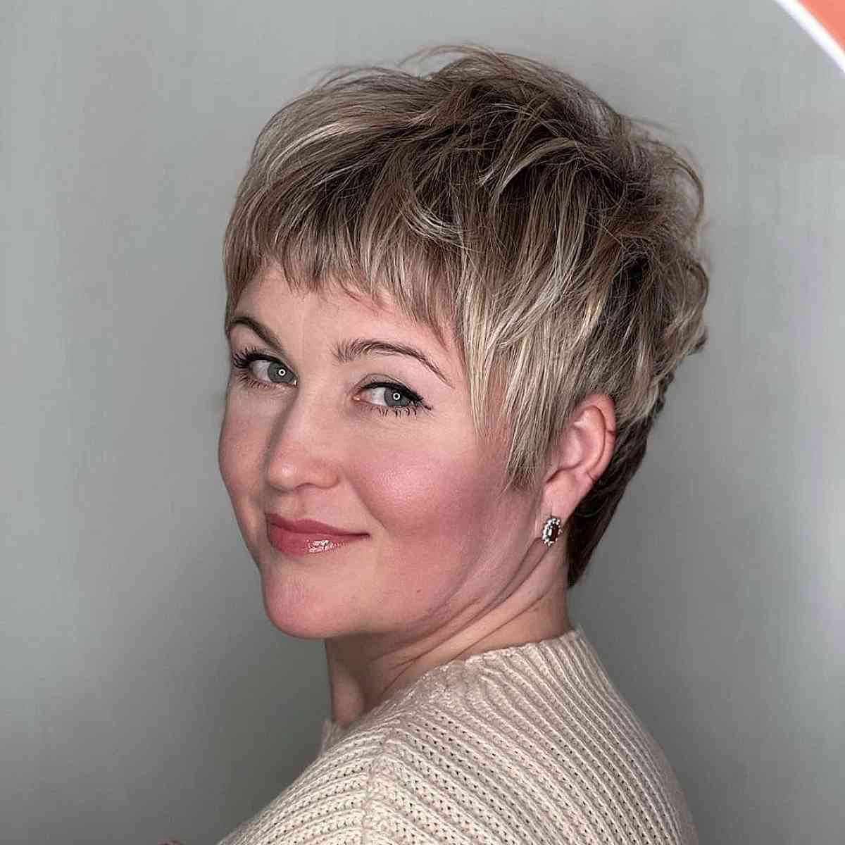 Pixie Cuts with Highlights: Styles & Tips for a Dimensional Look