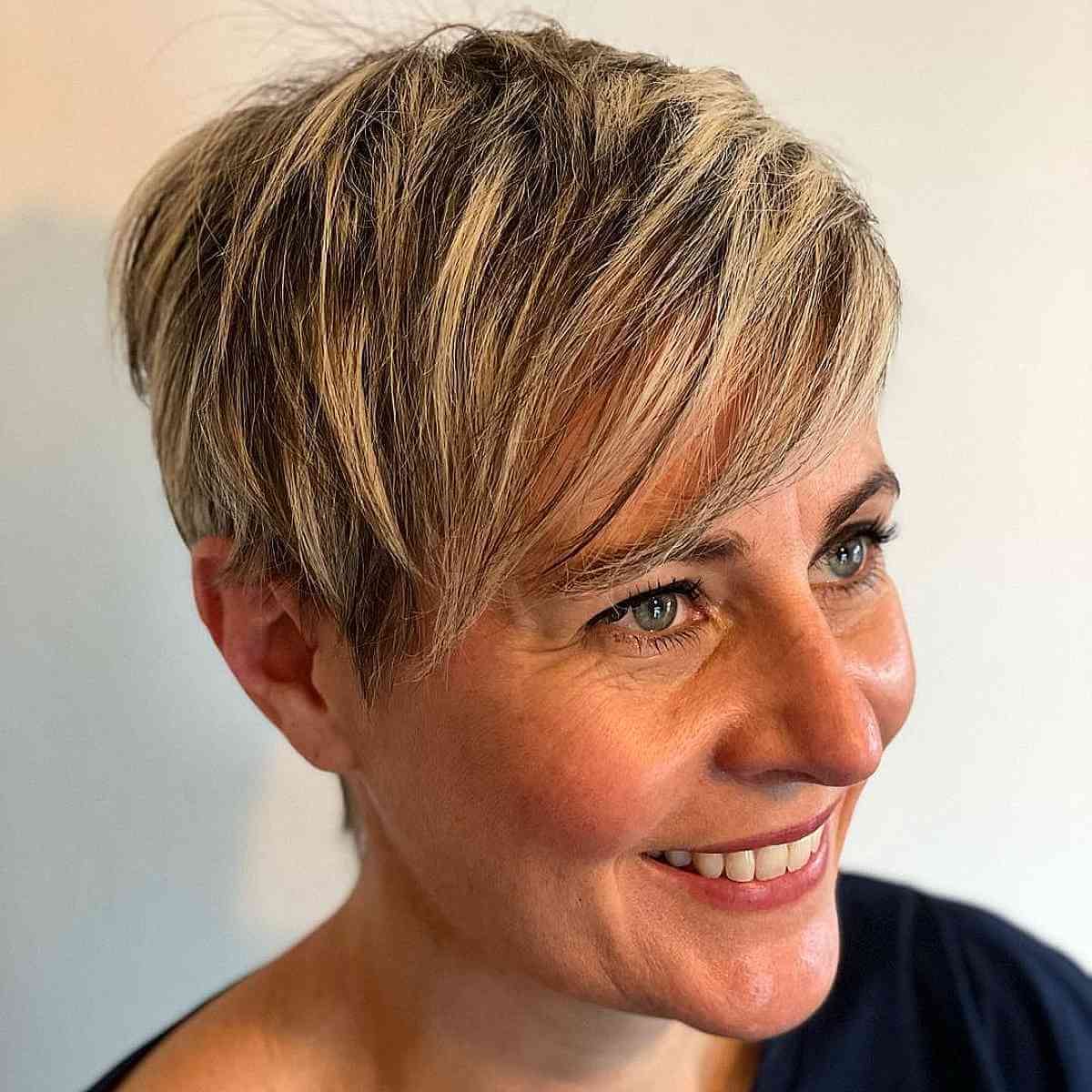 Pixie Cuts with Highlights: Styles & Tips for a Dimensional Look