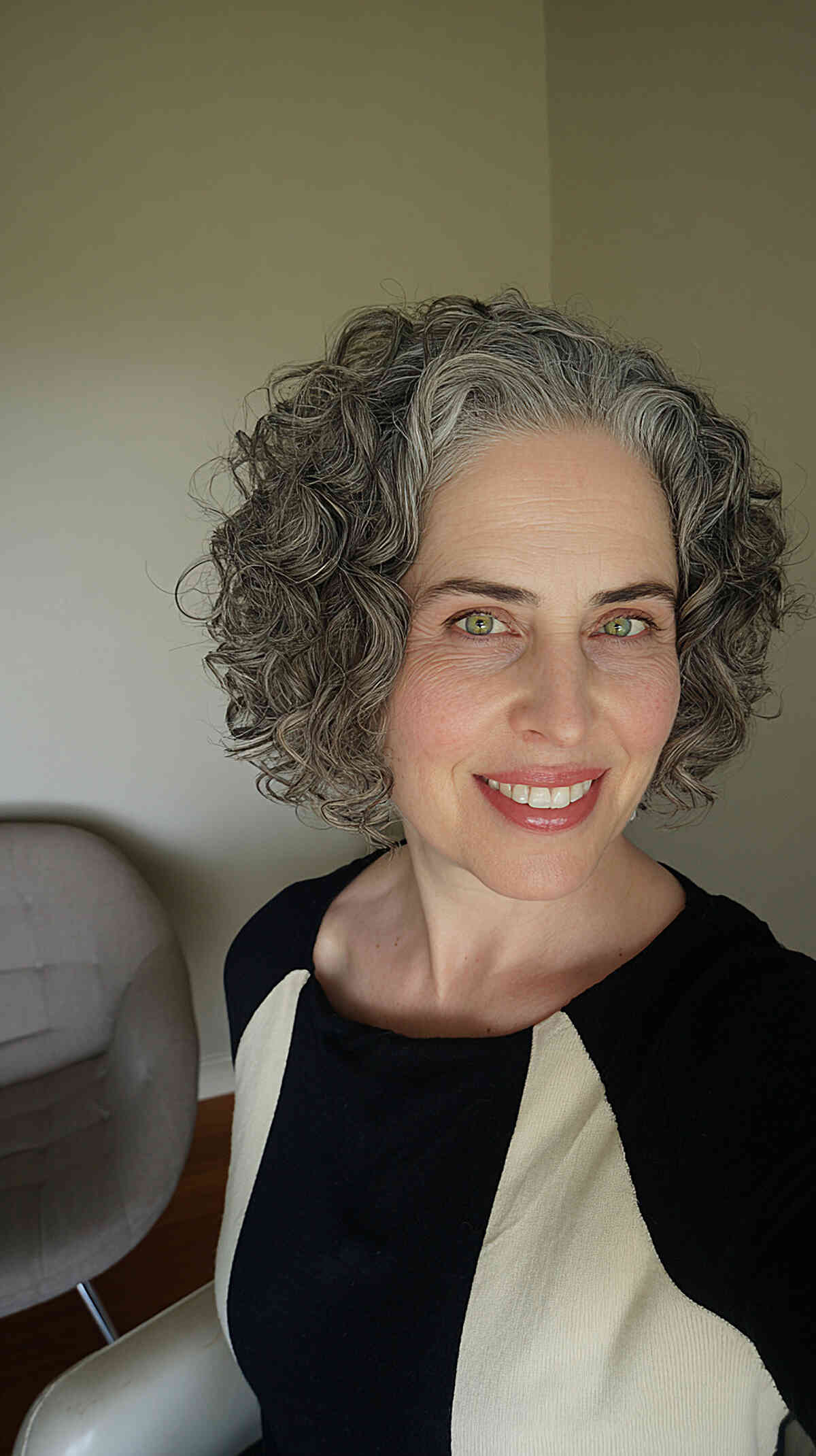 Best Short Curly Hairstyles for Gray Hair Over 50 in 2026