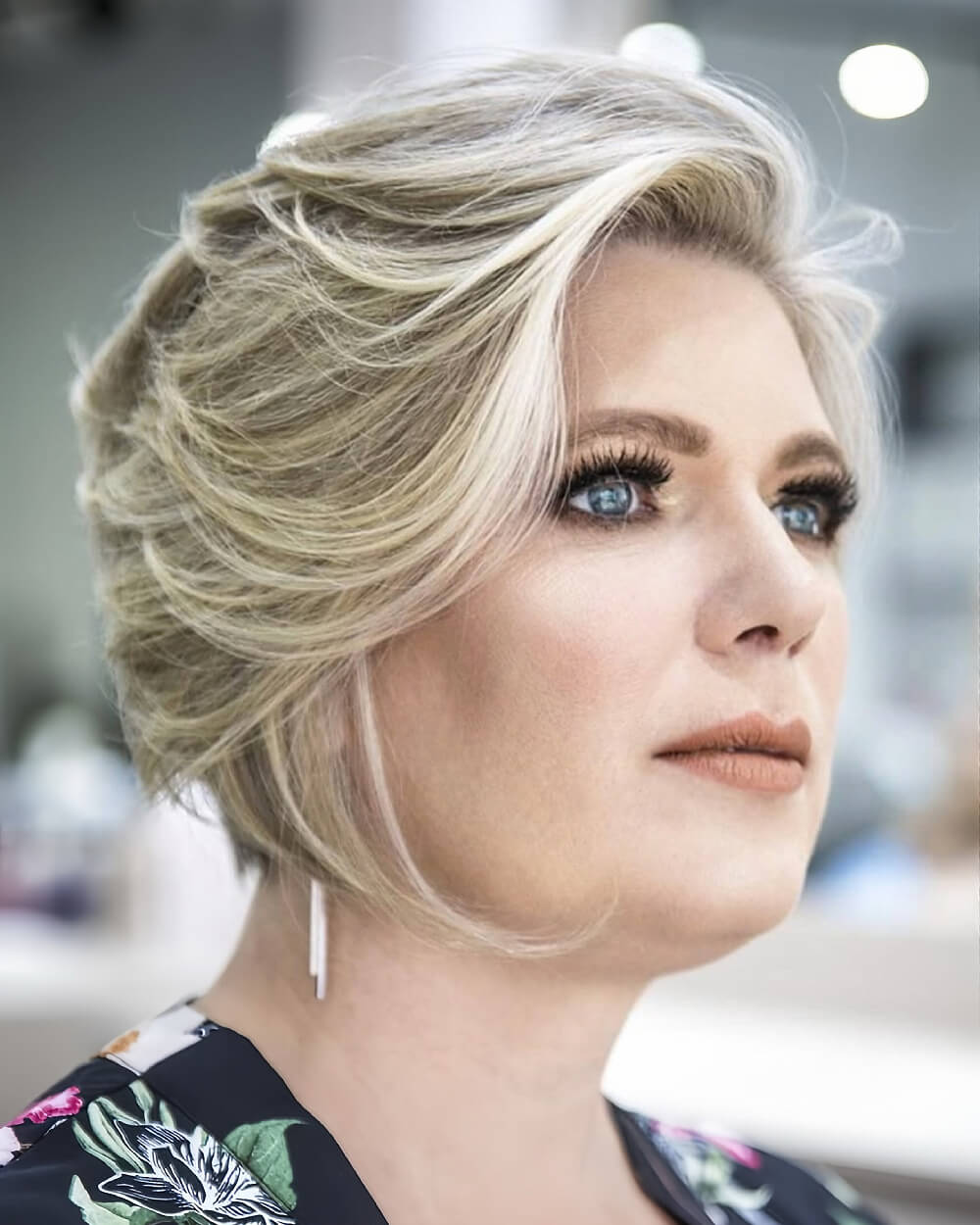 Feathered Haircuts: Achieve Voluminous, Layered Styles | [Your Brand/Site Name]