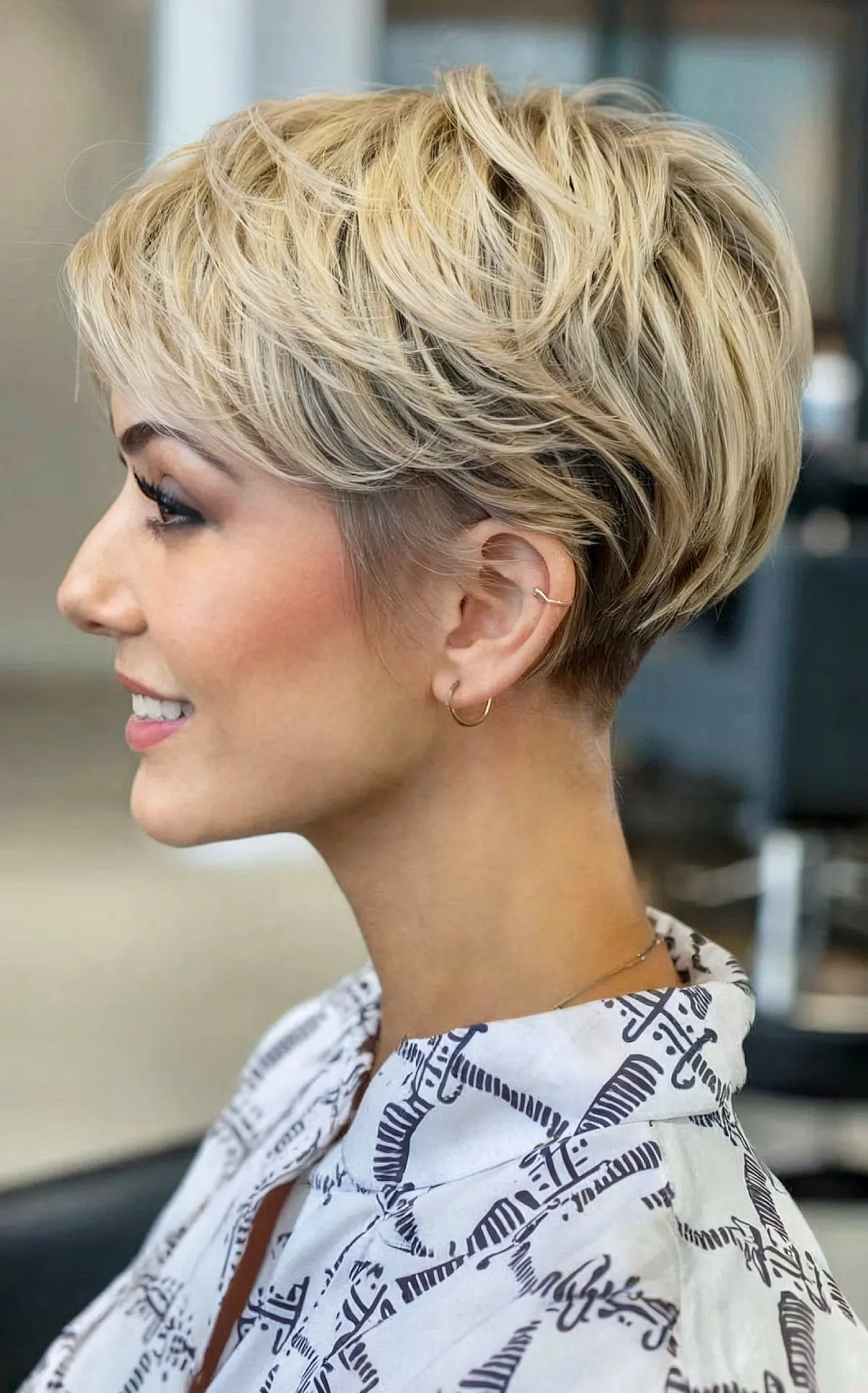 Feathered Haircuts: Achieve Voluminous, Layered Styles | [Your Brand/Site Name]
