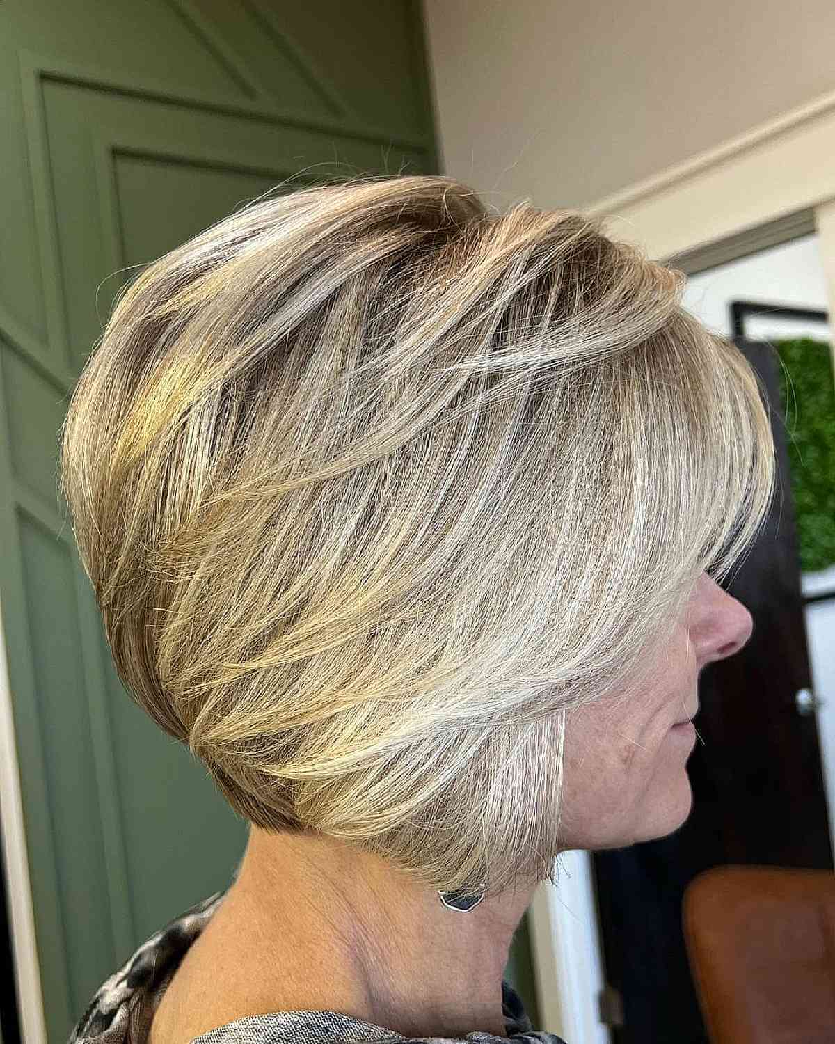 Feathered Haircuts: Achieve Voluminous, Layered Styles | [Your Brand/Site Name]