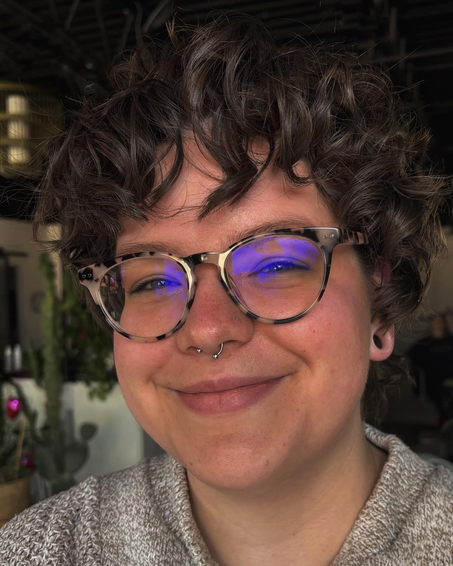 Best Short Curly Haircuts for Round Faces in 2026 | Expert Styles