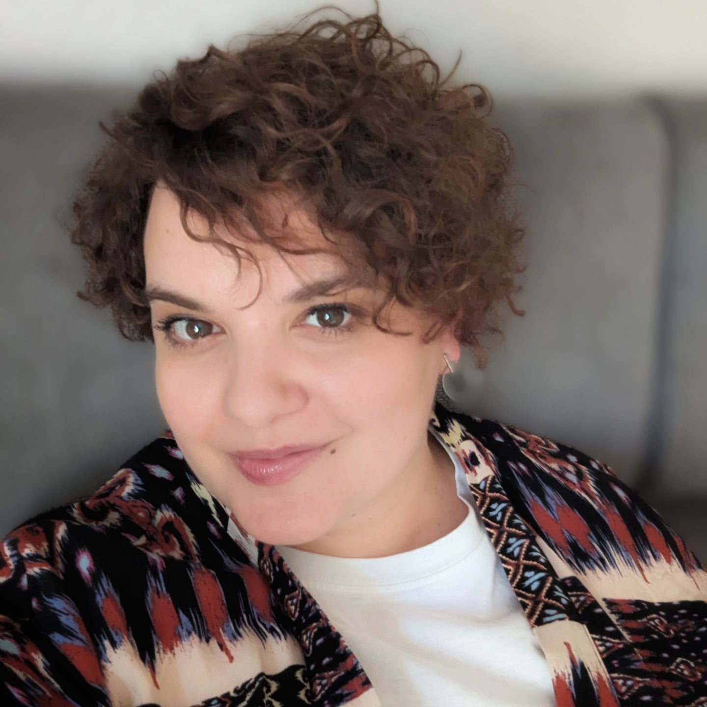 Best Short Curly Haircuts for Round Faces in 2026 | Expert Styles