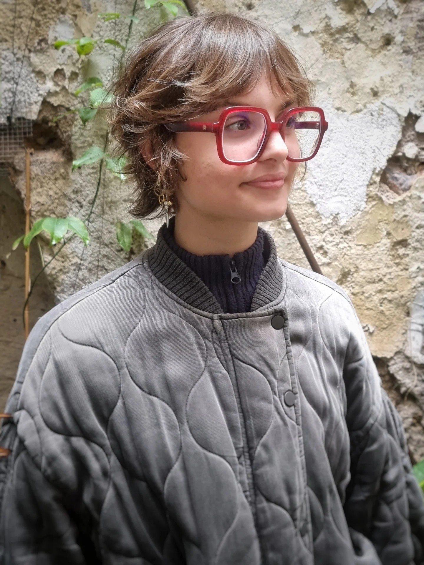 Best Short Haircuts for Round Faces: Styles & Tips