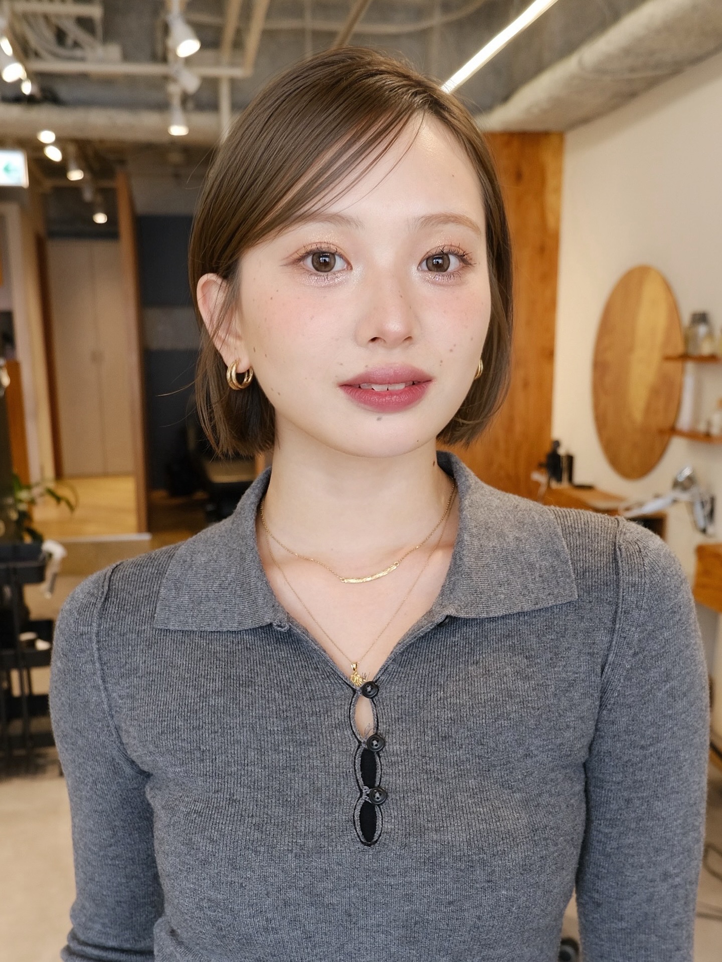 Best Short Haircuts for Round Faces: Styles & Tips