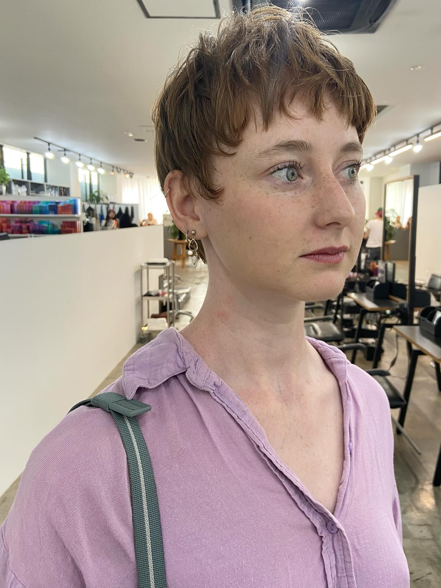 Best Short Haircuts for Round Faces: Styles & Tips