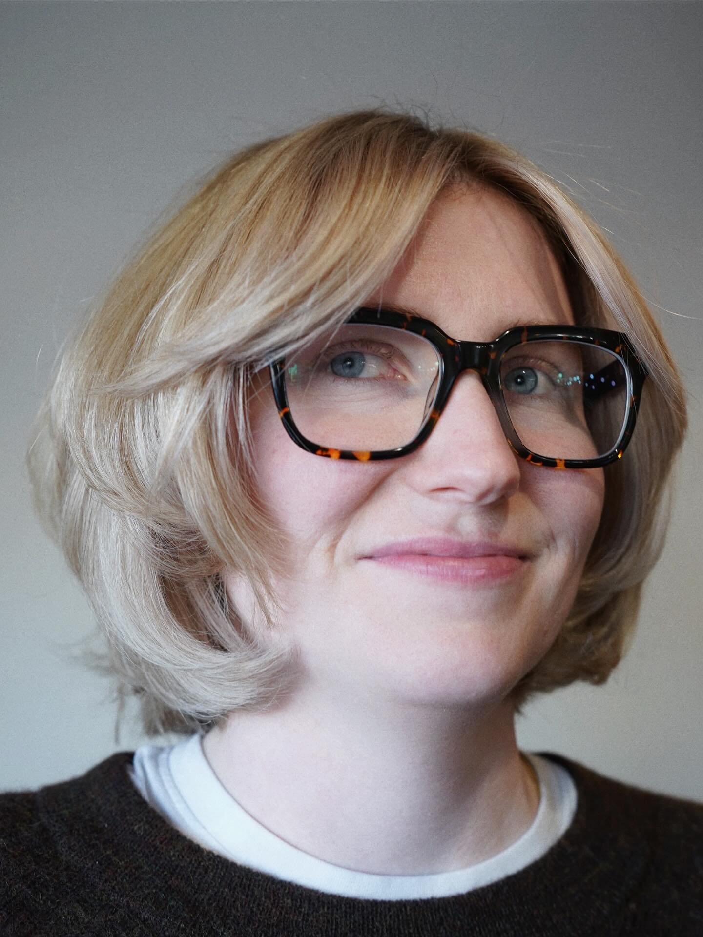 Best Short Haircuts for Round Faces: Styles & Tips
