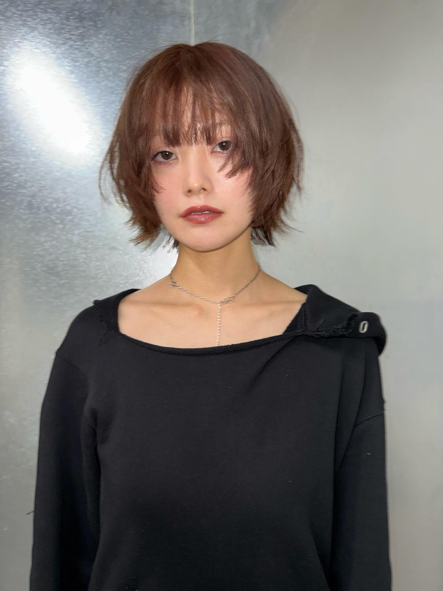 Best Short Haircuts for Round Faces: Styles & Tips