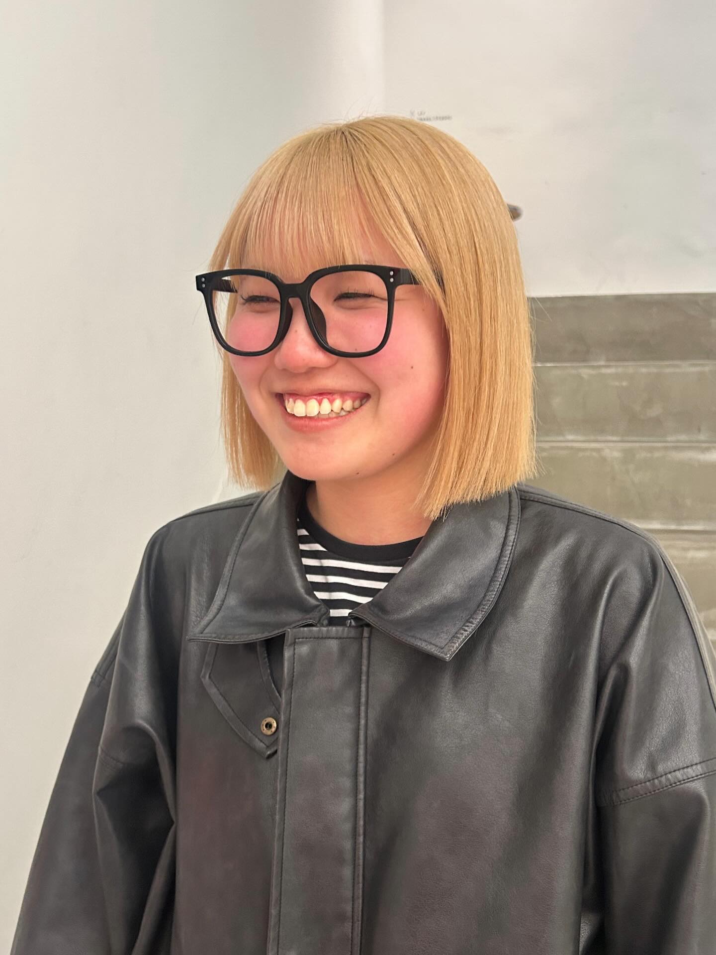 Best Short Haircuts for Round Faces: Styles & Tips