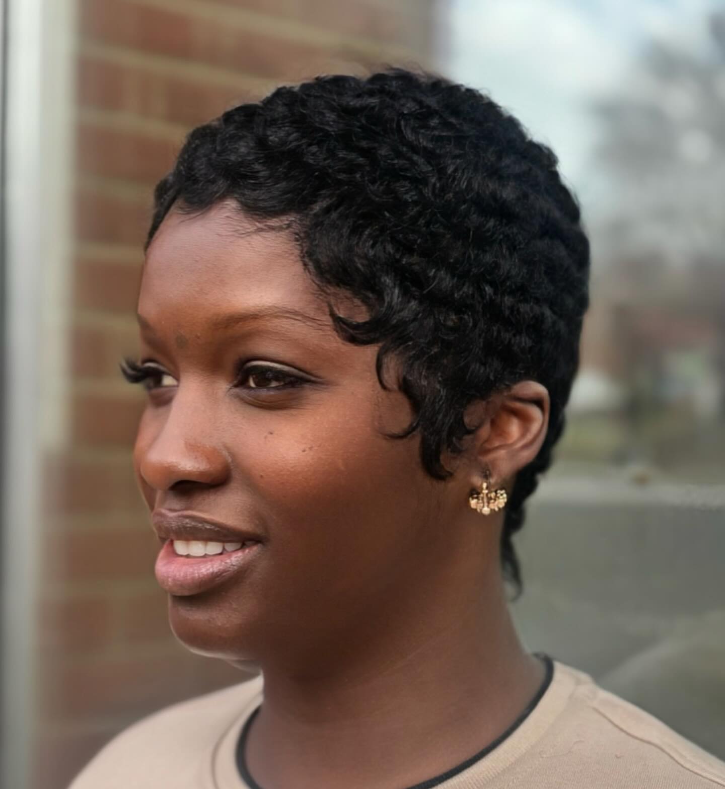 Best Short Haircuts for Round Faces: Styles & Tips
