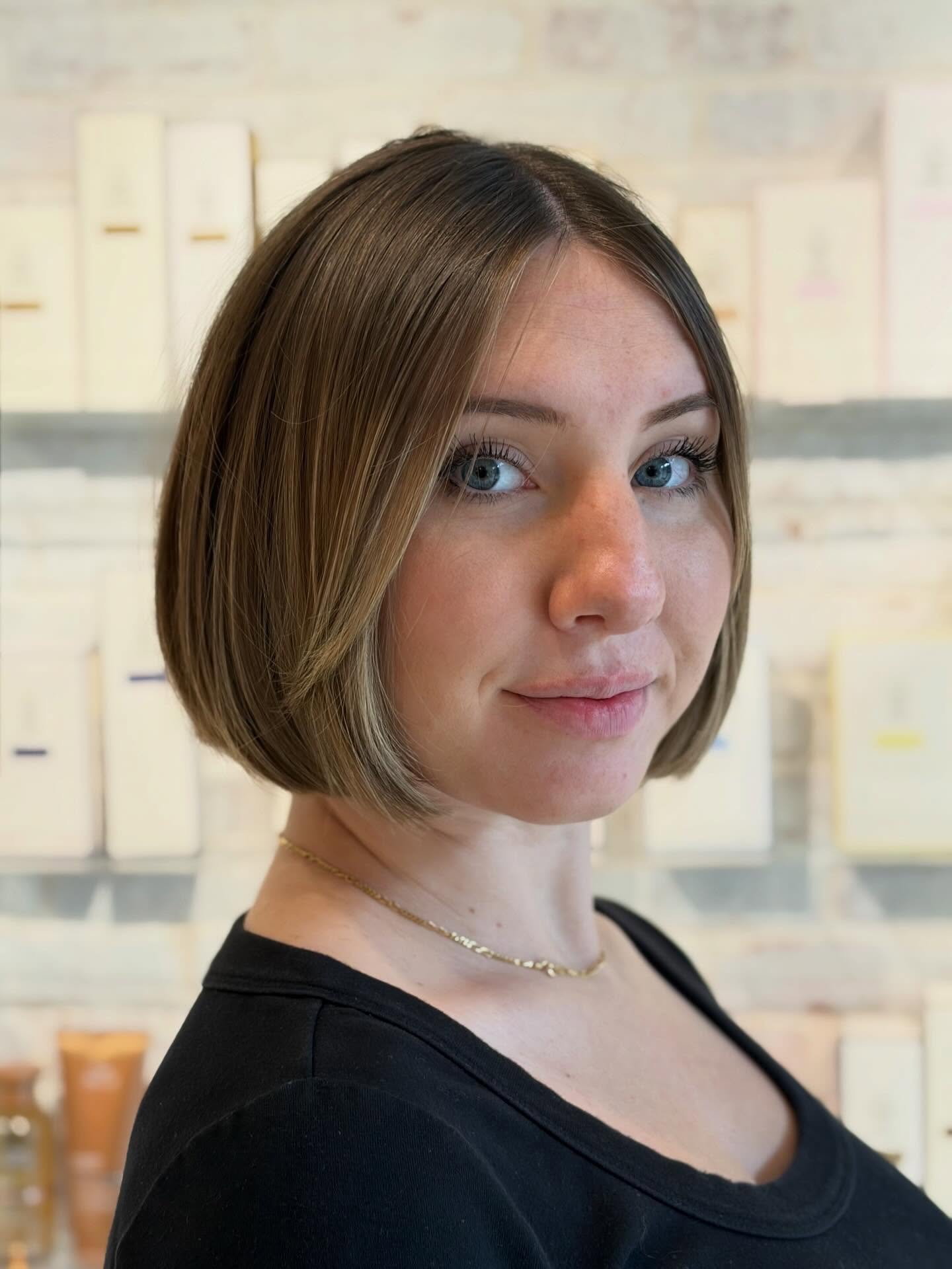 Best Short Haircuts for Round Faces: Styles & Tips