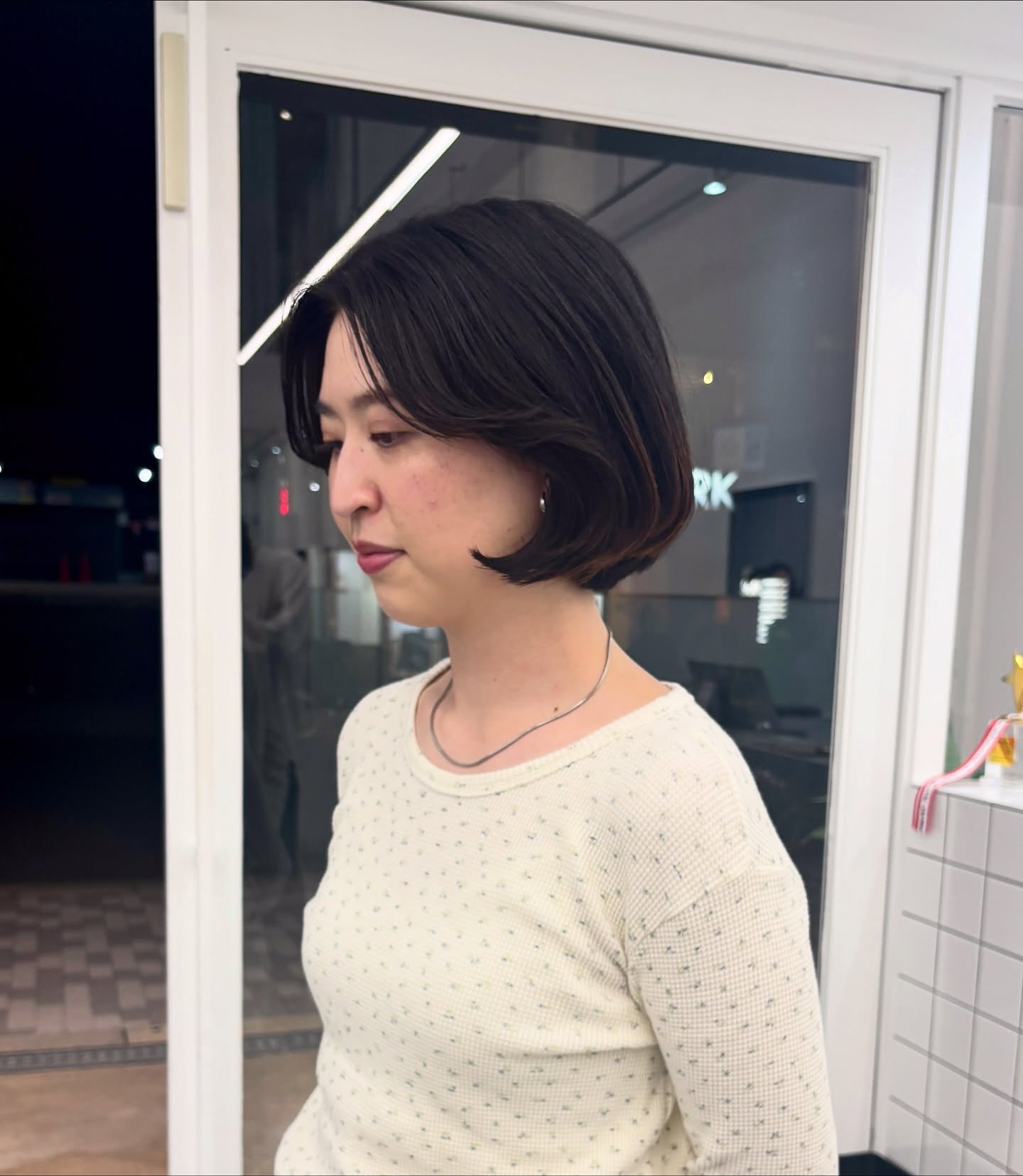 Best Short Haircuts for Round Faces: Styles & Tips