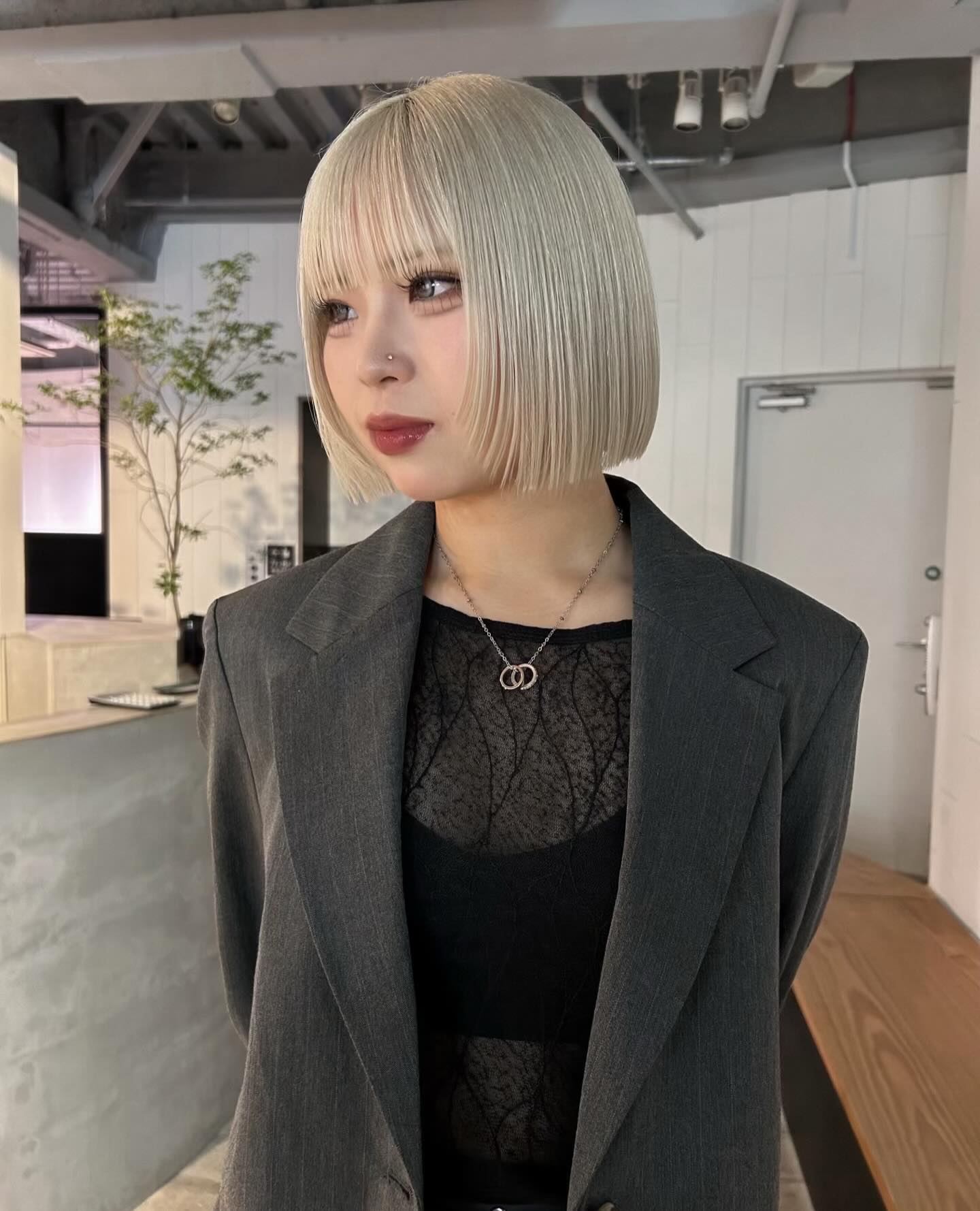 Best Short Haircuts for Round Faces: Styles & Tips