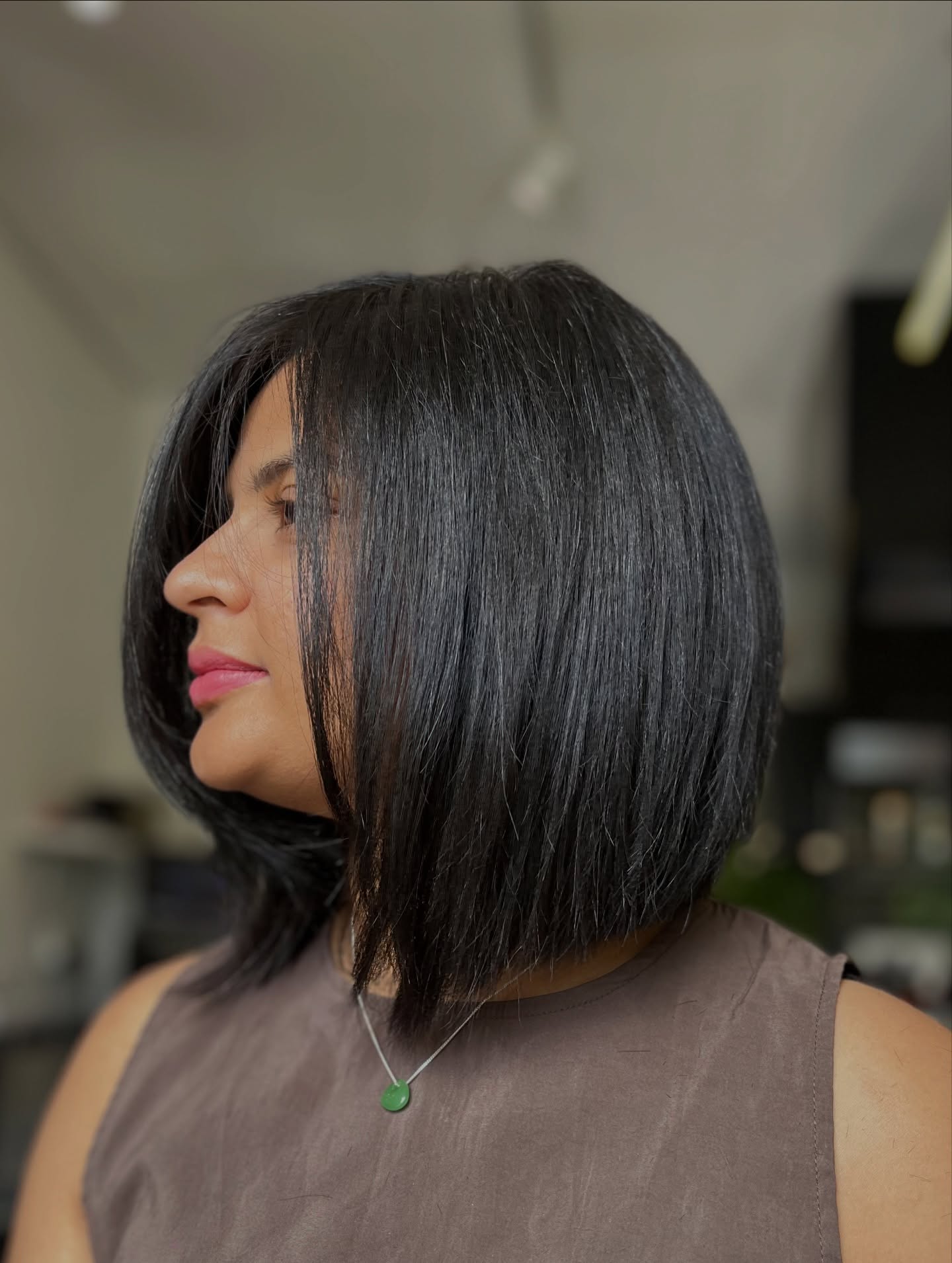 Best Short Haircuts for Round Faces: Styles & Tips