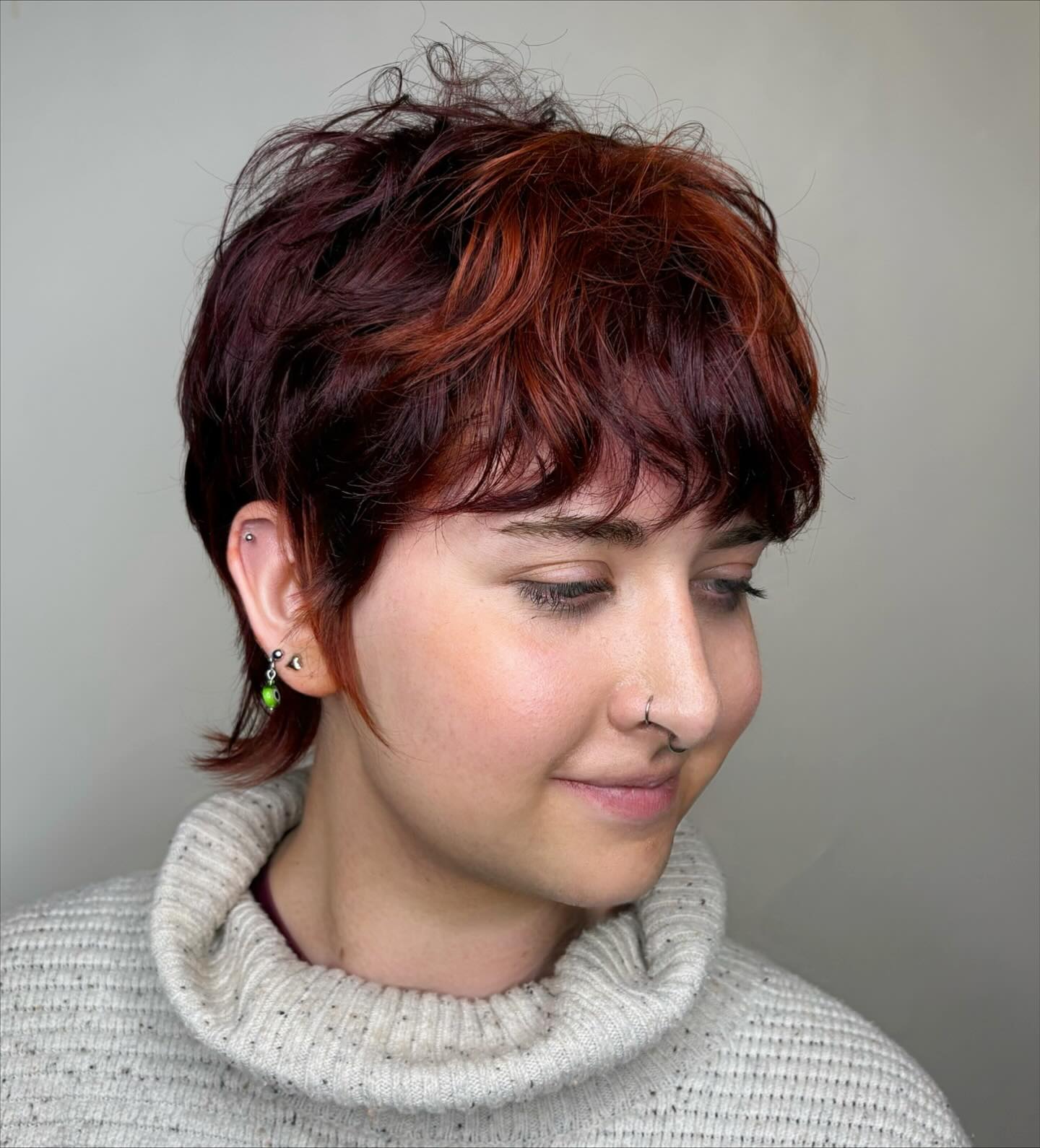 Best Short Haircuts for Round Faces: Styles & Tips