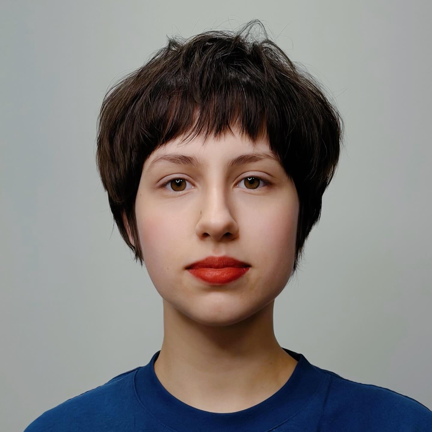 Best Short Haircuts for Round Faces: Styles & Tips