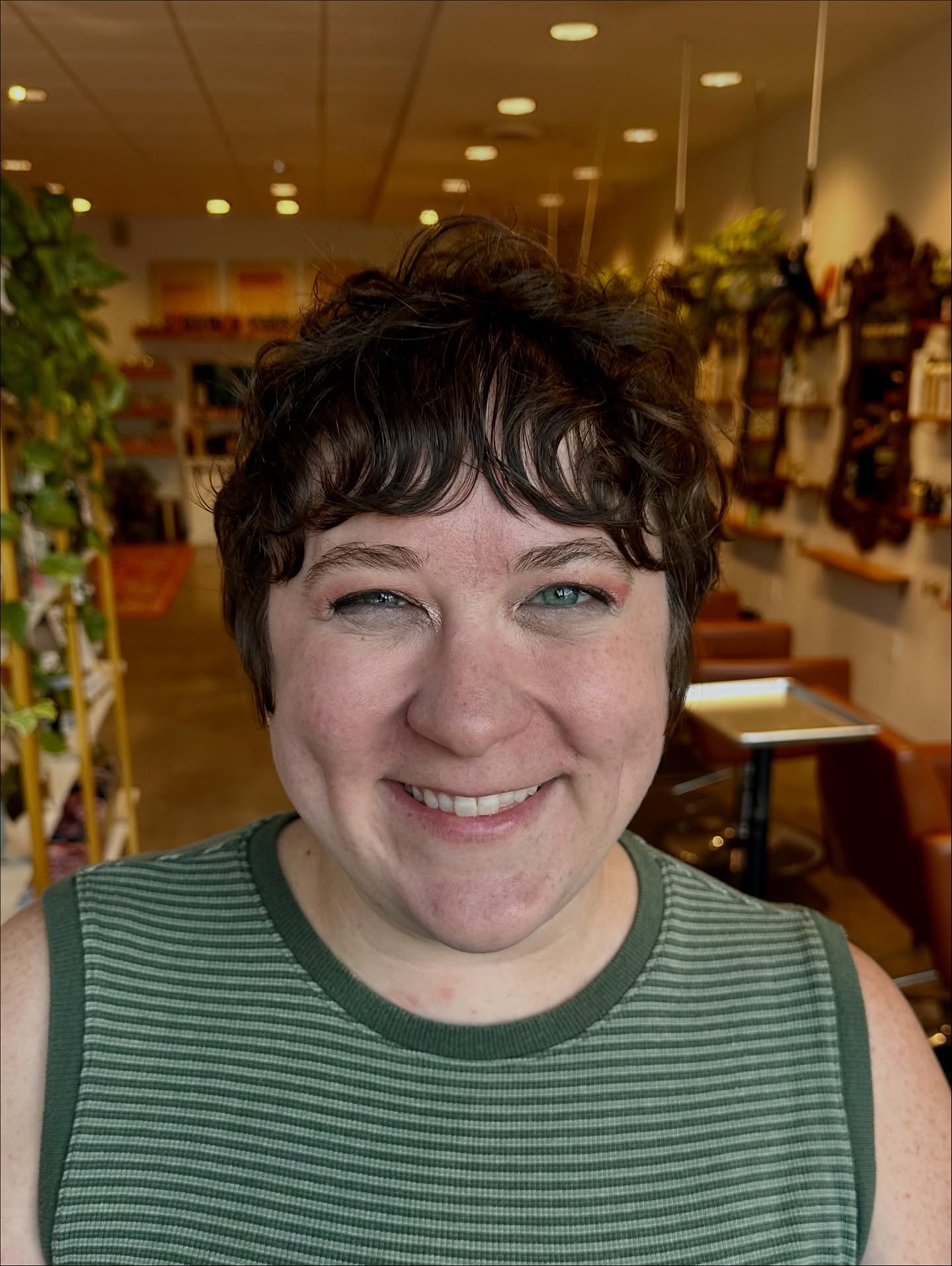 Best Short Haircuts for Round Faces: Styles & Tips