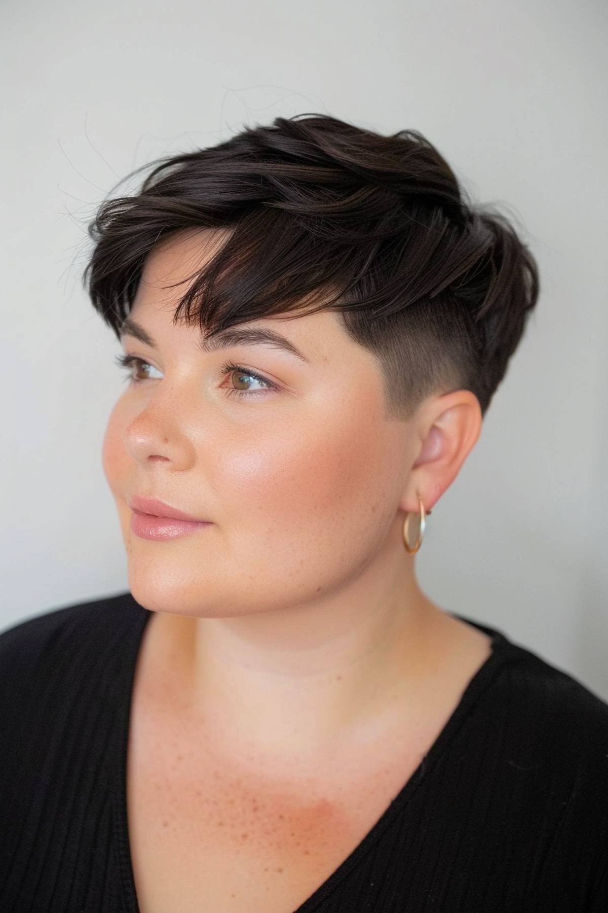 Best Short Haircuts for Round Faces: Styles & Tips