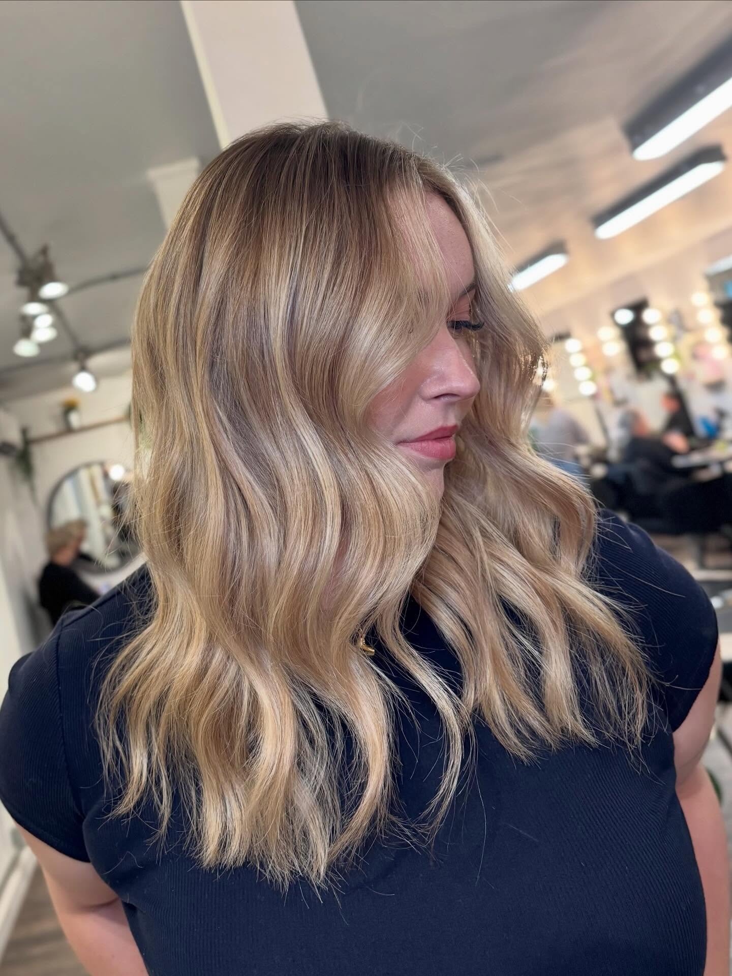 25 Chic Mid‑Length Beachy Waves That Radiate Effortless Cool in 2026