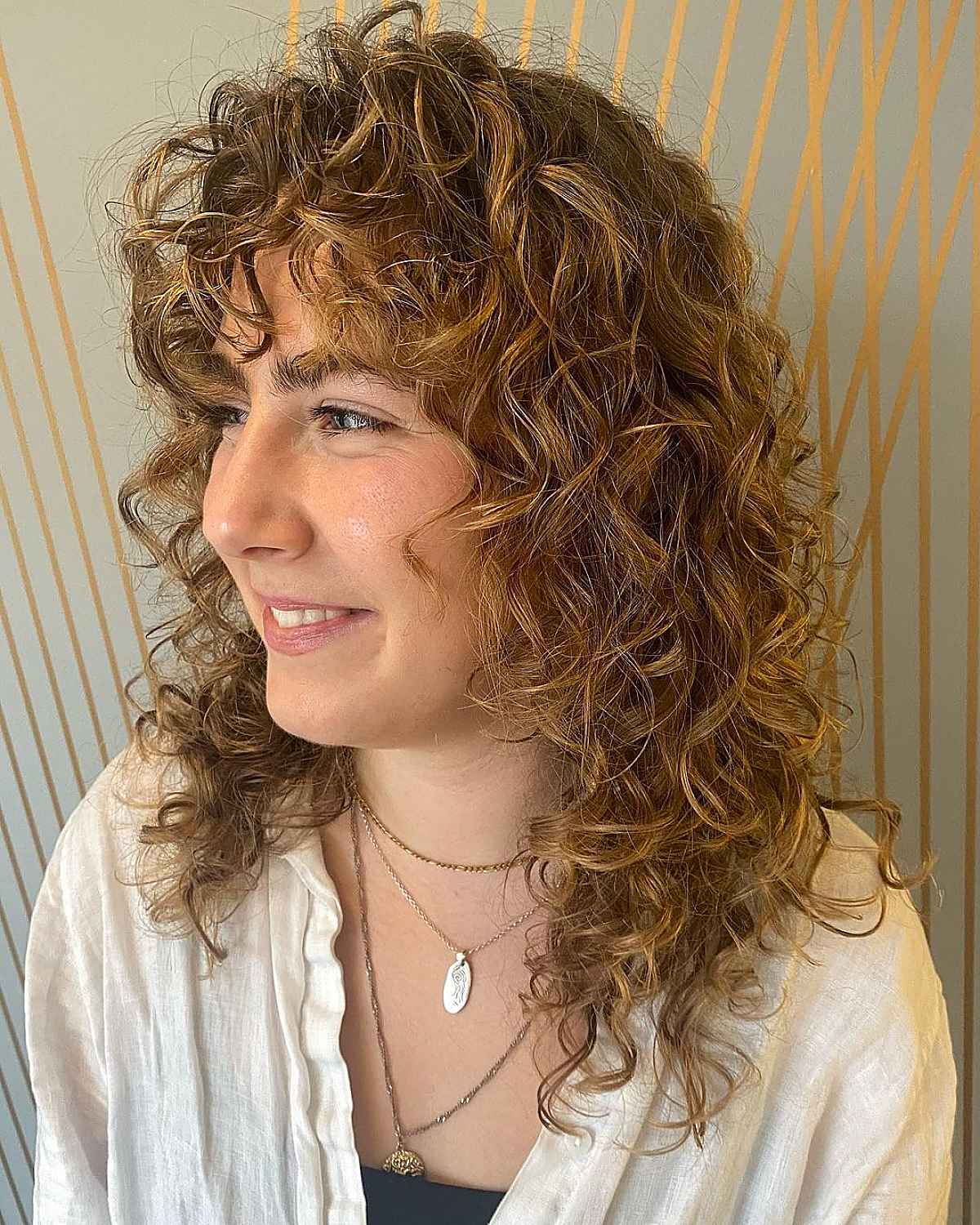 Wolf Cut for Medium Hair: Styles, Benefits & How It Works