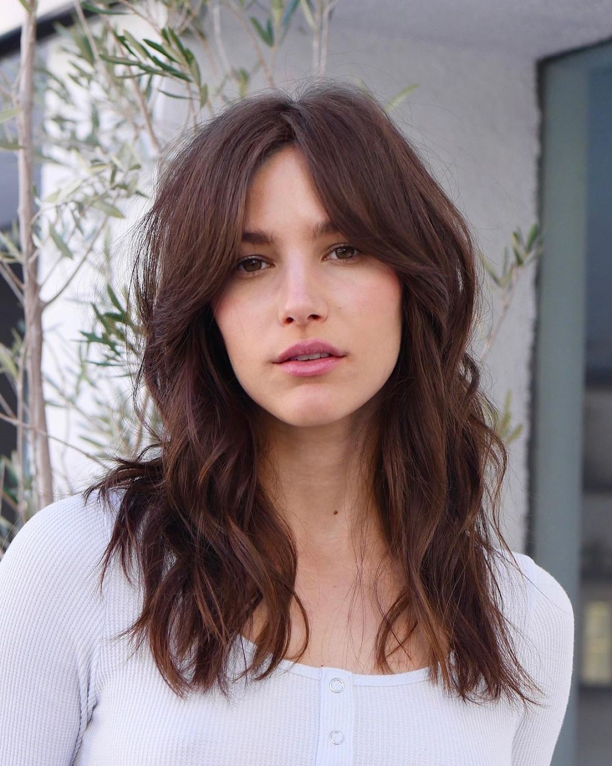 Shoulder-Length Hair with Curtain Bangs: Styles & Styling Tips