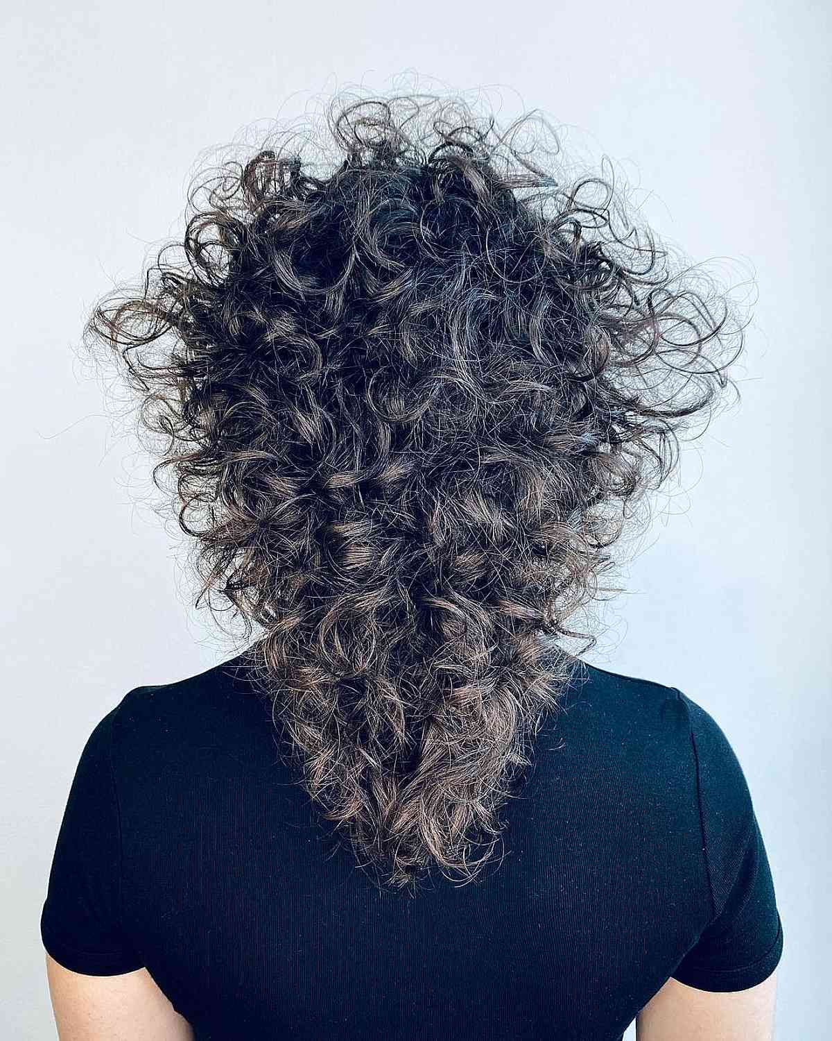 V-Cut Haircuts: 41 Stunning Ideas for a Modern V-Shaped Look