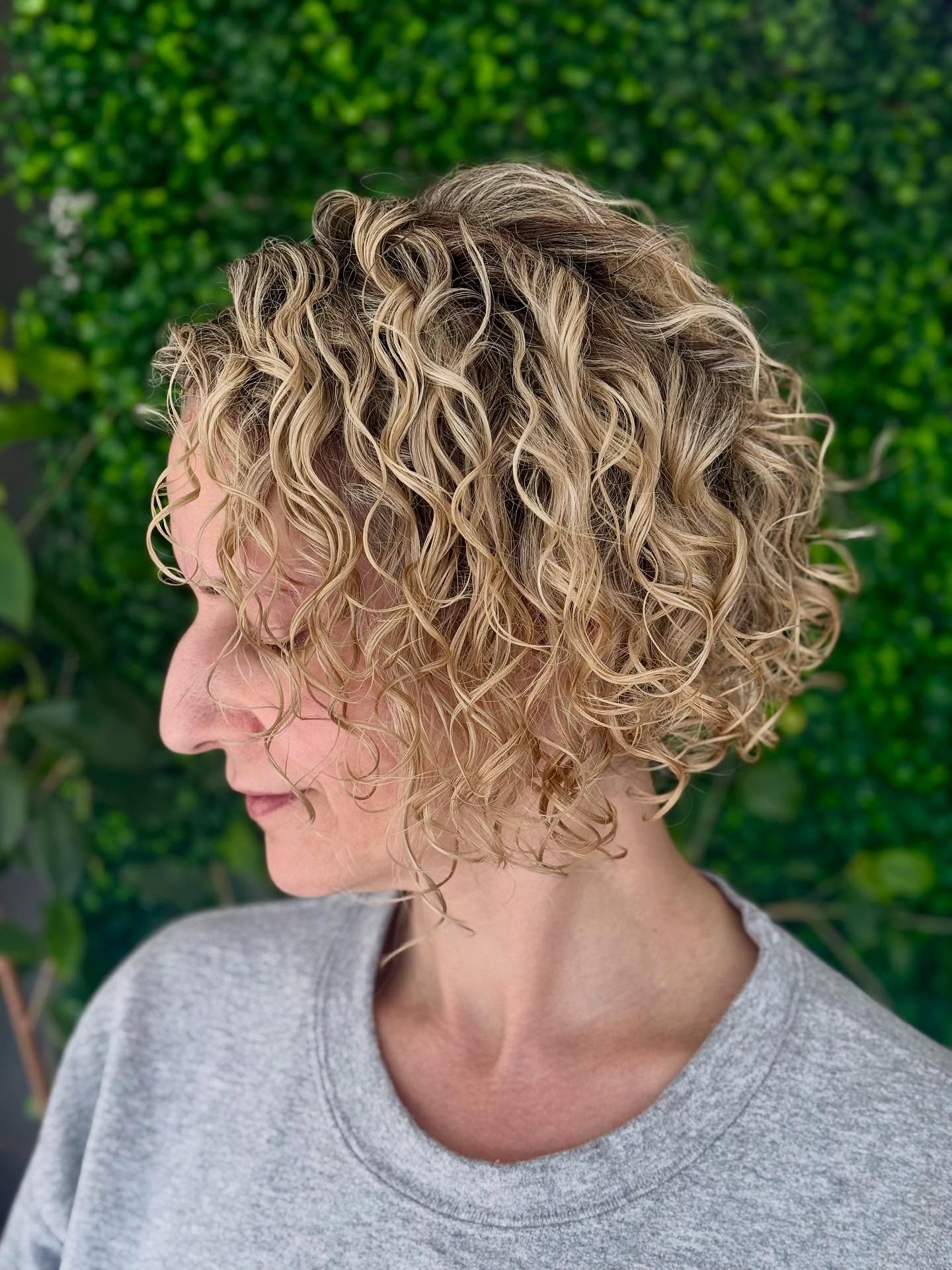 Jaw-Length Curly Bob: 50 Stunning Looks & Styling Tips
