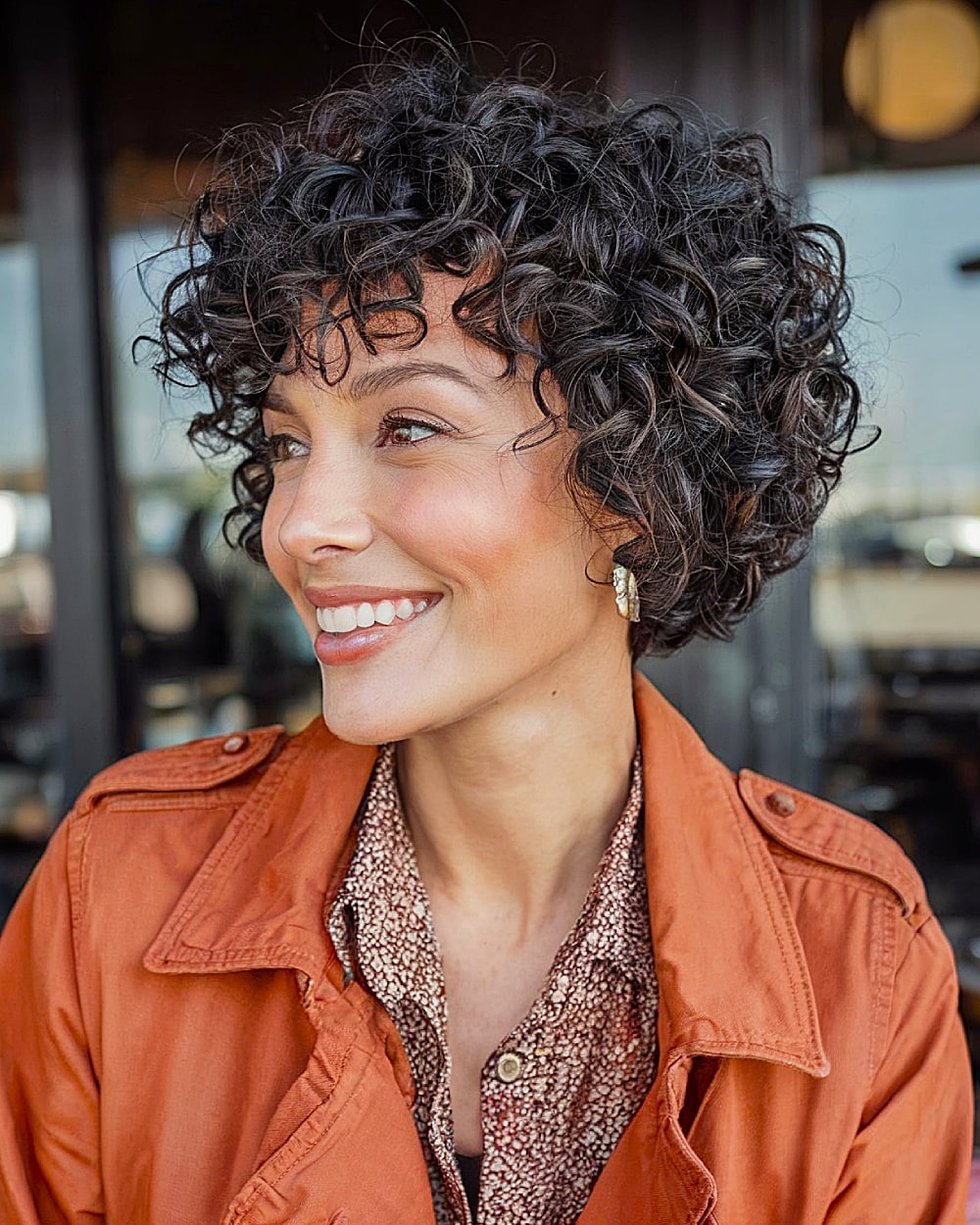 Stacked Curly Bob Haircuts: Styles & Expert Tips for Volume & Shape