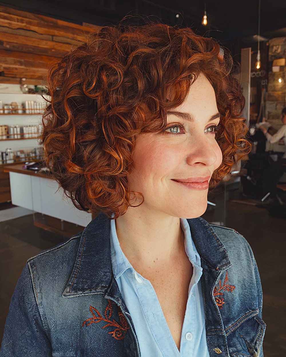 Stacked Curly Bob Haircuts: Styles & Expert Tips for Volume & Shape