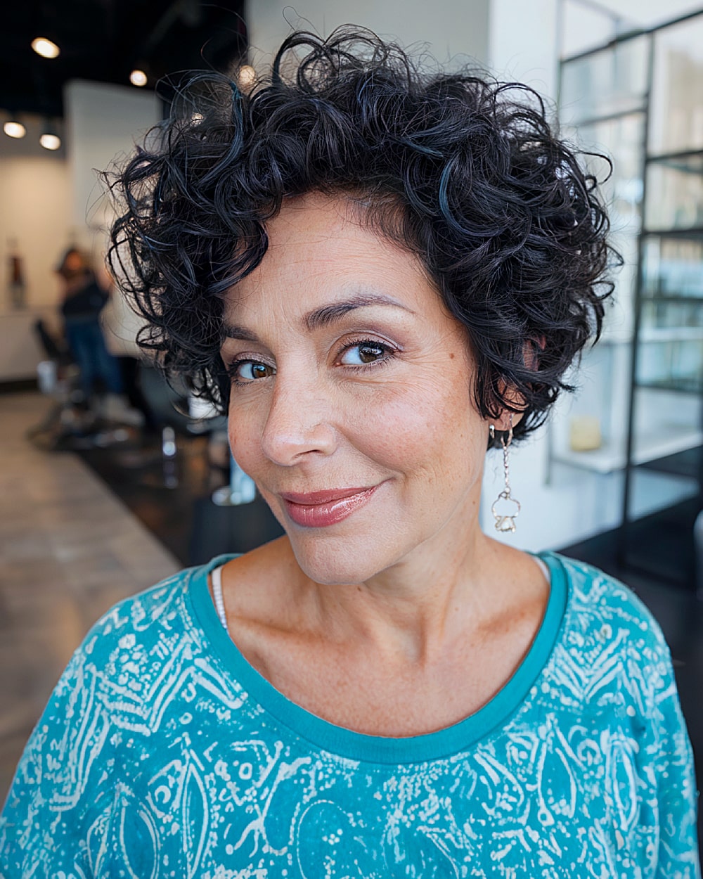 Stacked Curly Bob Haircuts: Styles & Expert Tips for Volume & Shape