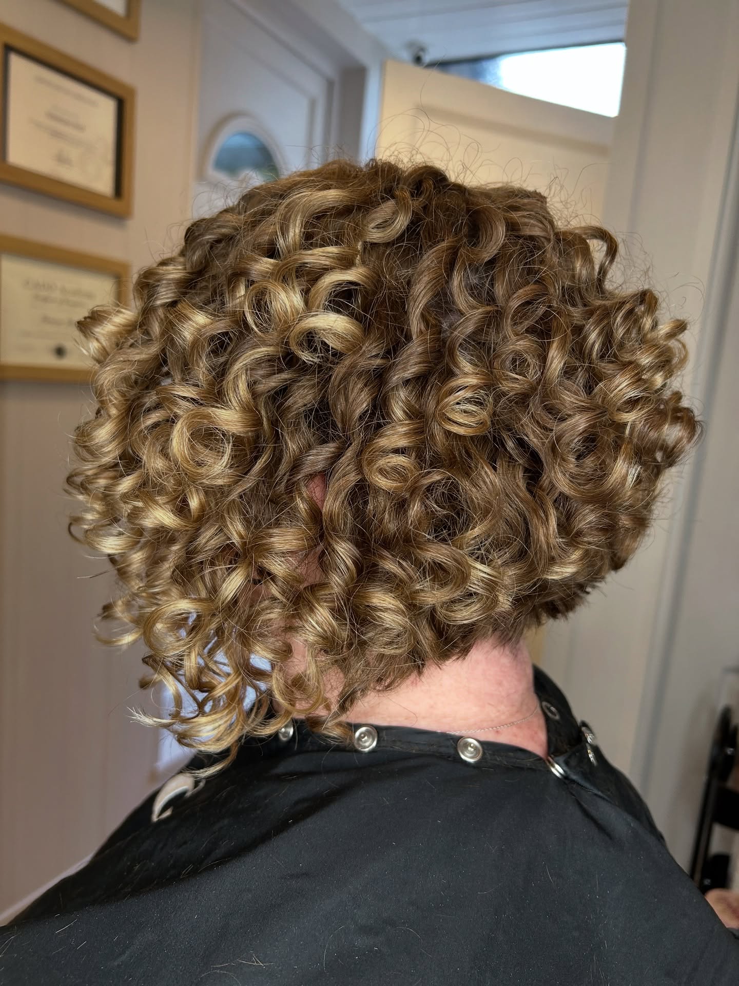 Stacked Curly Bob Haircuts: Styles & Expert Tips for Volume & Shape