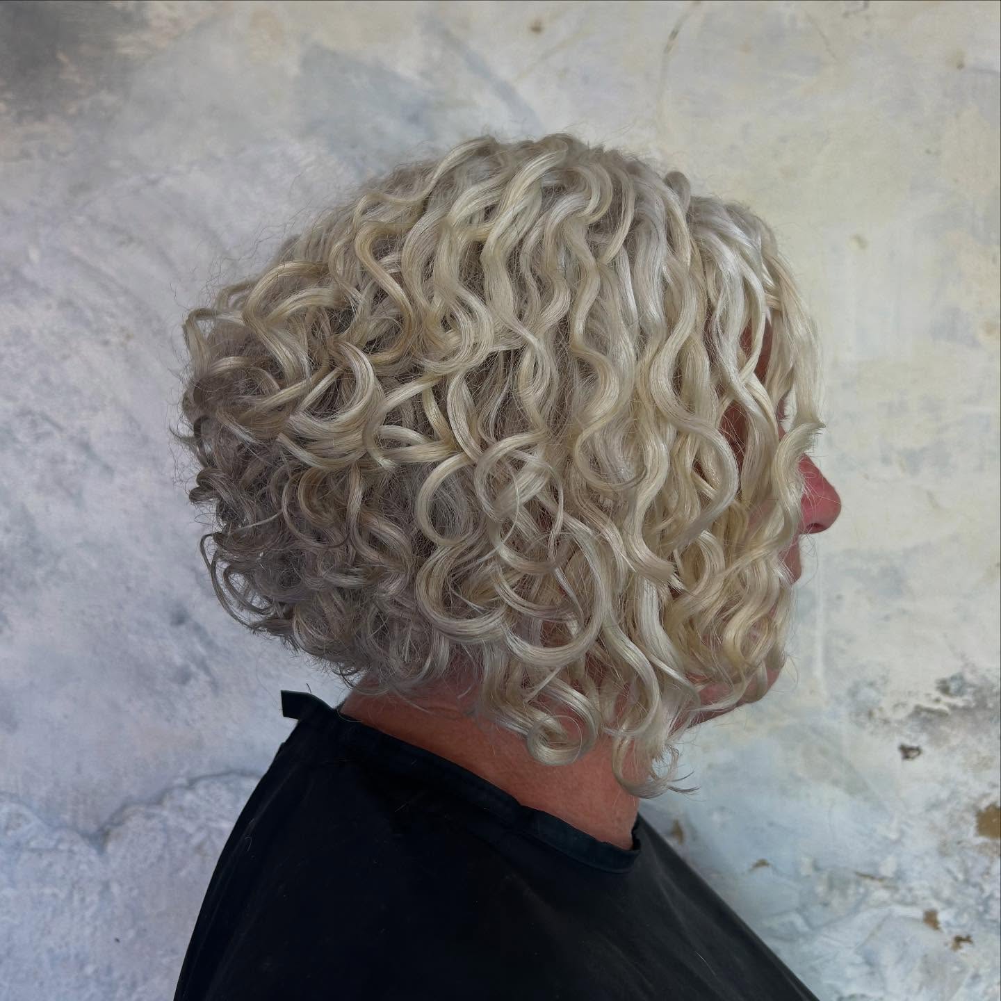 Stacked Curly Bob Haircuts: Styles & Expert Tips for Volume & Shape