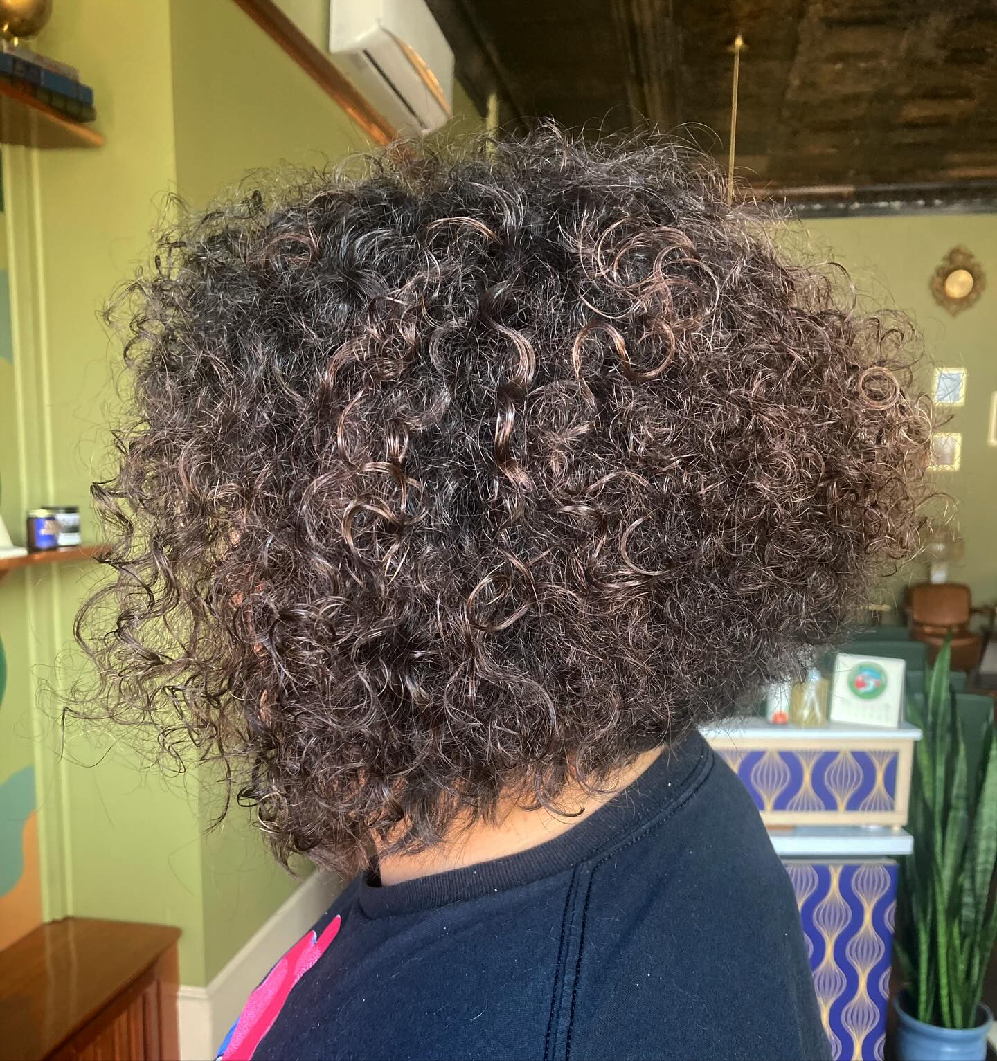 Stacked Curly Bob Haircuts: Styles & Expert Tips for Volume & Shape