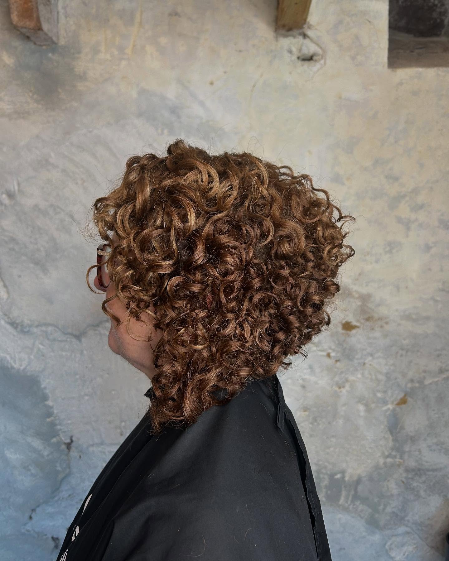 Stacked Curly Bob Haircuts: Styles & Expert Tips for Volume & Shape