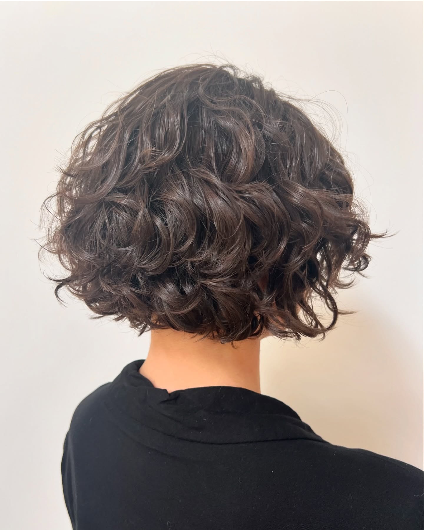Stacked Curly Bob Haircuts: Styles & Expert Tips for Volume & Shape