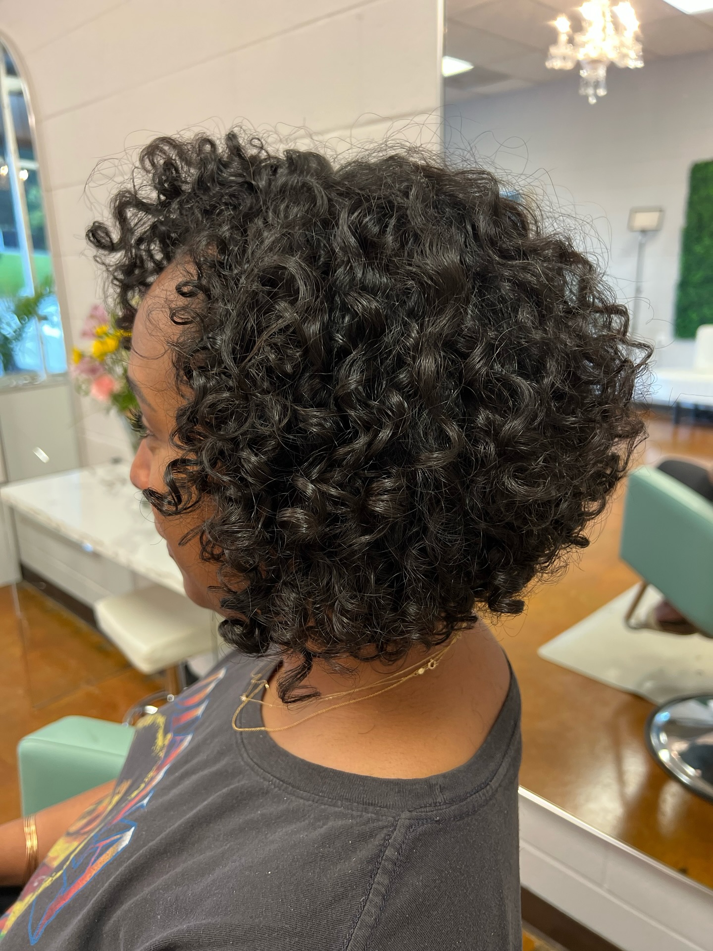 Stacked Curly Bob Haircuts: Styles & Expert Tips for Volume & Shape