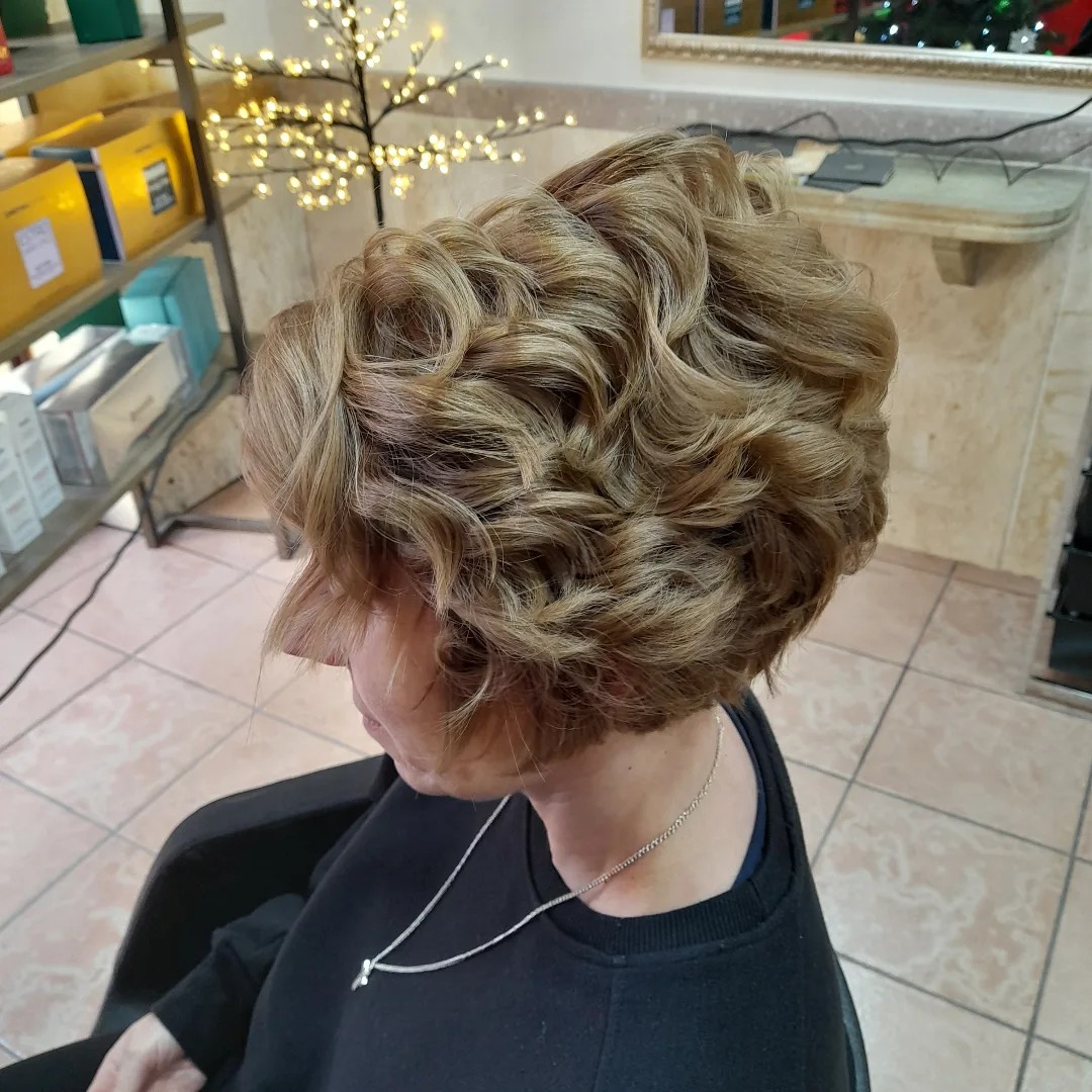 Stacked Curly Bob Haircuts: Styles & Expert Tips for Volume & Shape