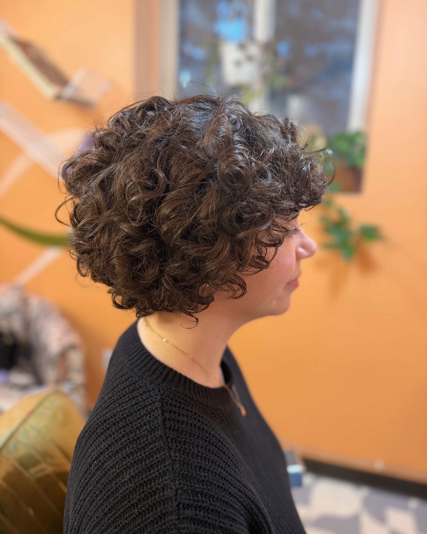 Stacked Curly Bob Haircuts: Styles & Expert Tips for Volume & Shape