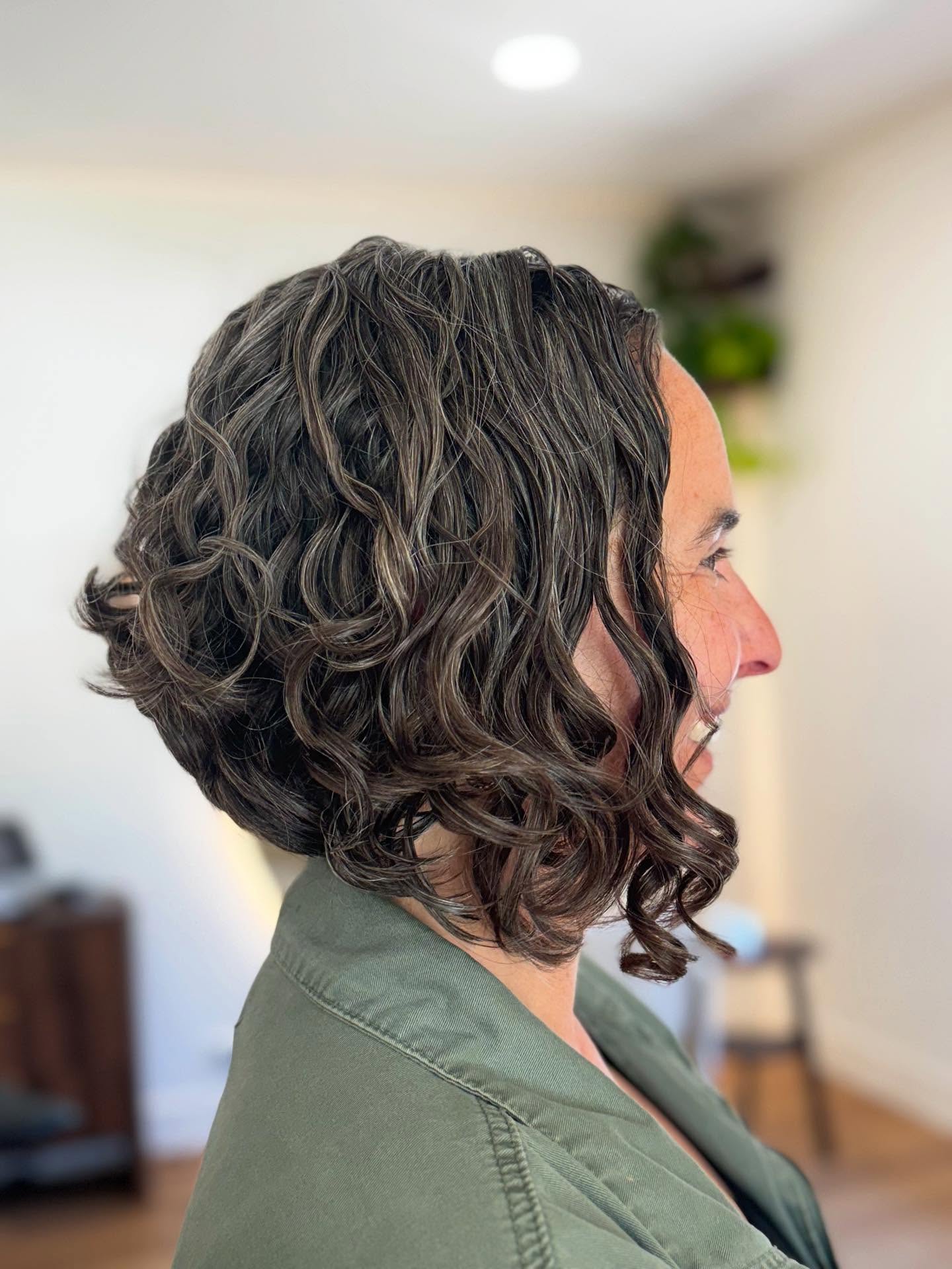 Stacked Curly Bob Haircuts: Styles & Expert Tips for Volume & Shape