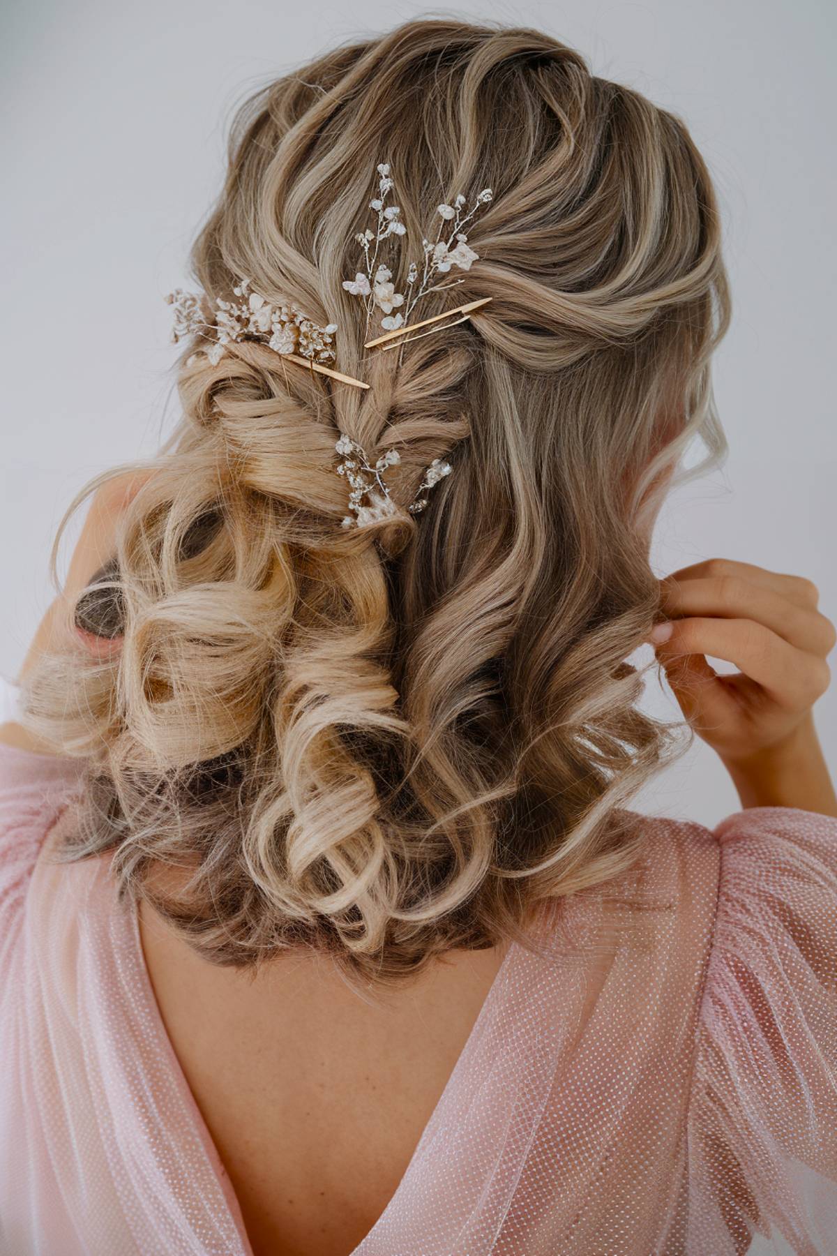 2026 Bridesmaid Hairstyles: 17 Elegant Curly Hair Looks