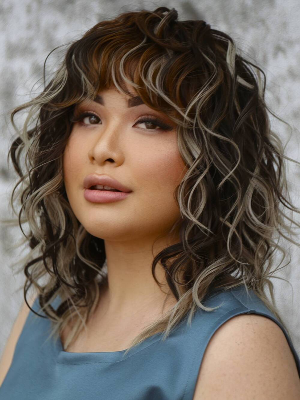 Best Wavy Haircuts with Bangs for Round Faces in 2026