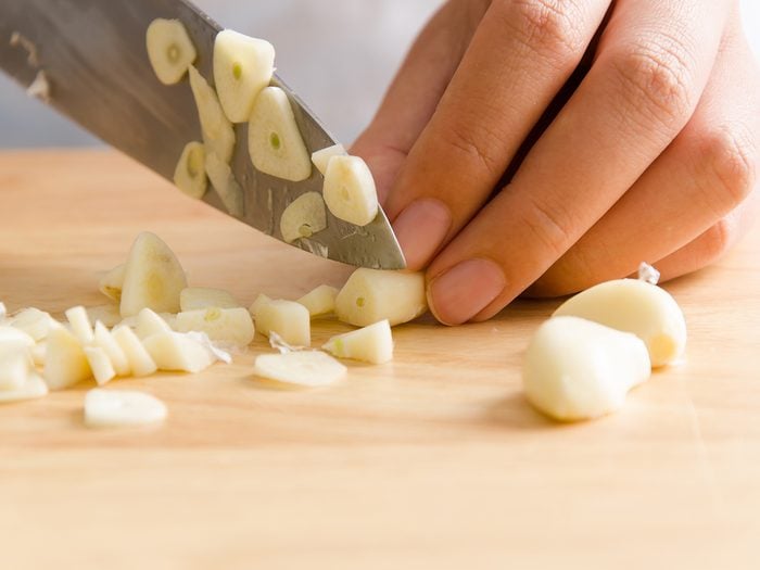 Quick 20‑Second Garlic‑Peeling Hack—No Mess, No Odor