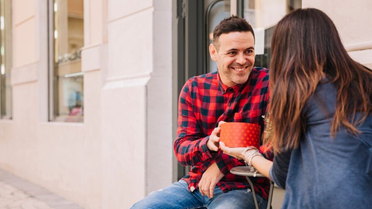 21+ Ways to Tell Him You Like Him: Confess Your Feelings with Confidence