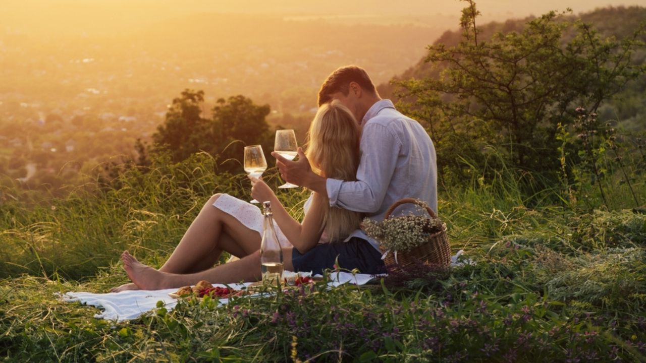 Introvert Date Ideas: 13 Relaxing & Meaningful Activities