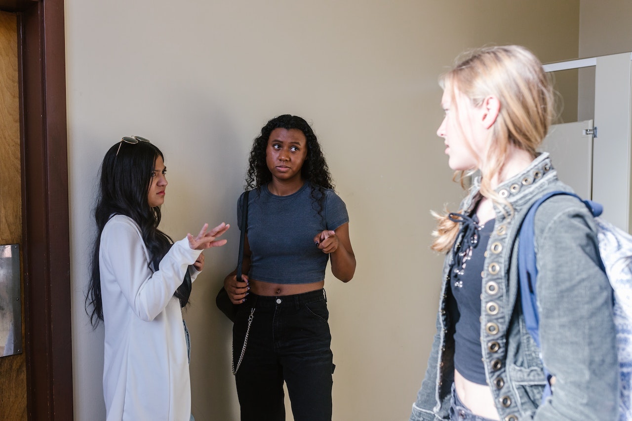 Recognizing Undermining Behavior: 31 Signs of a Friendship That Doesn t Value You